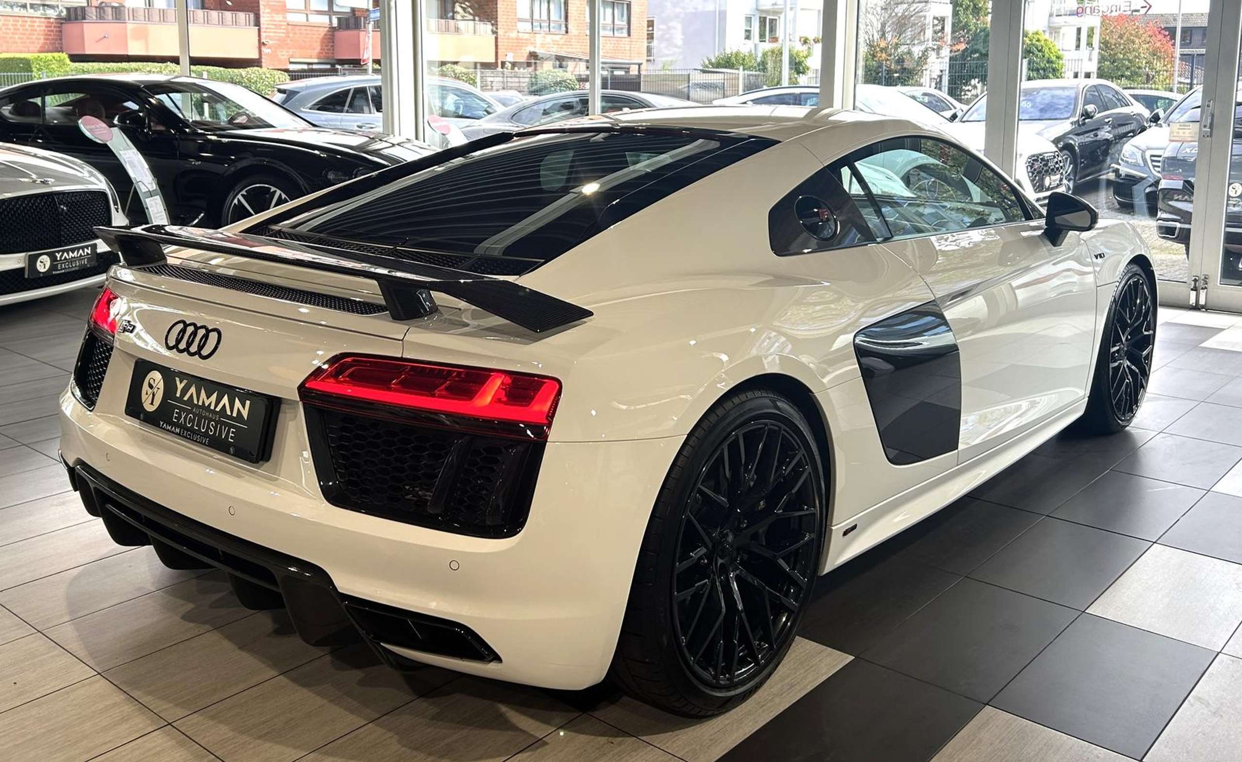 Audi - R8