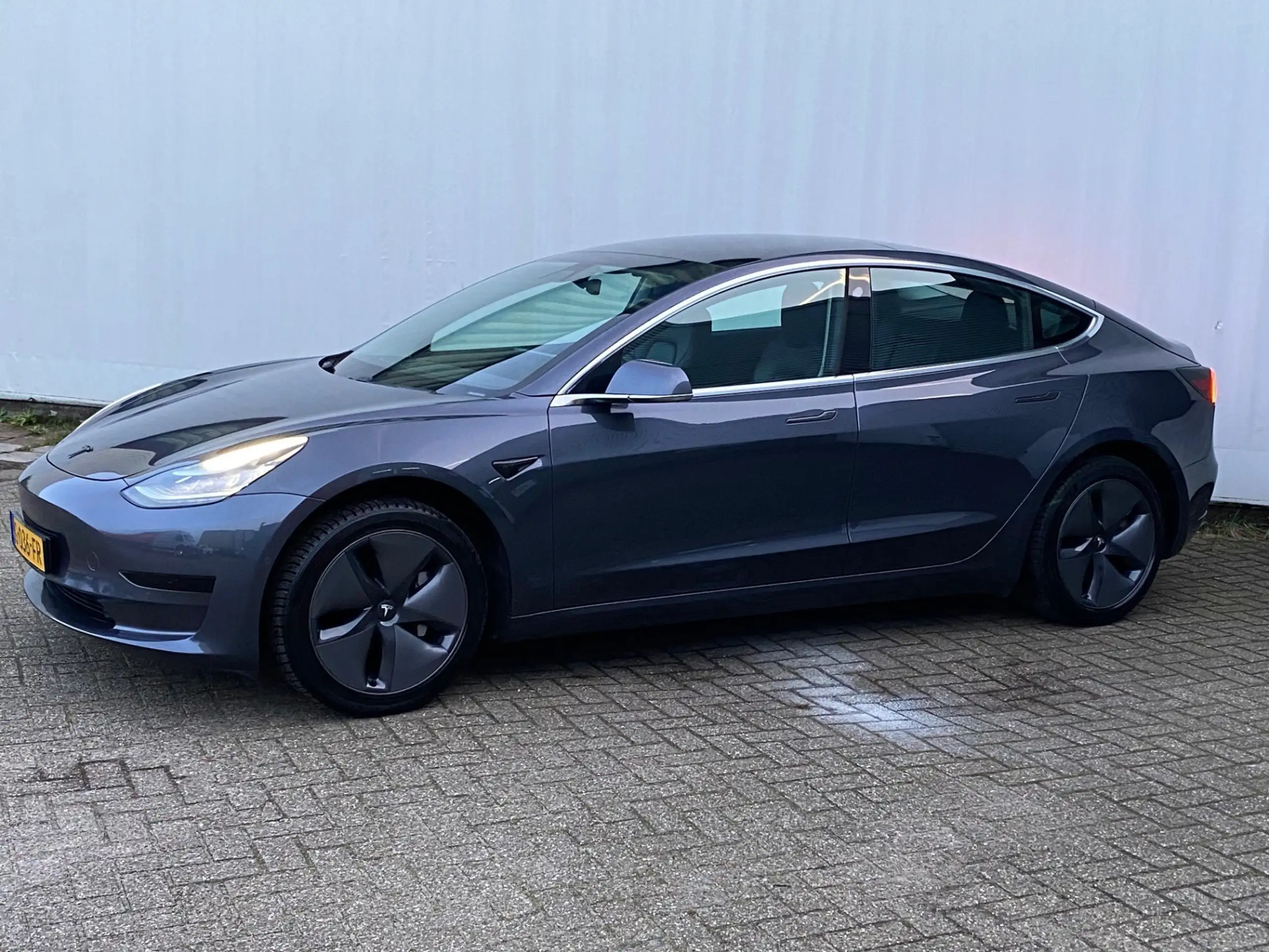 Tesla - Model 3