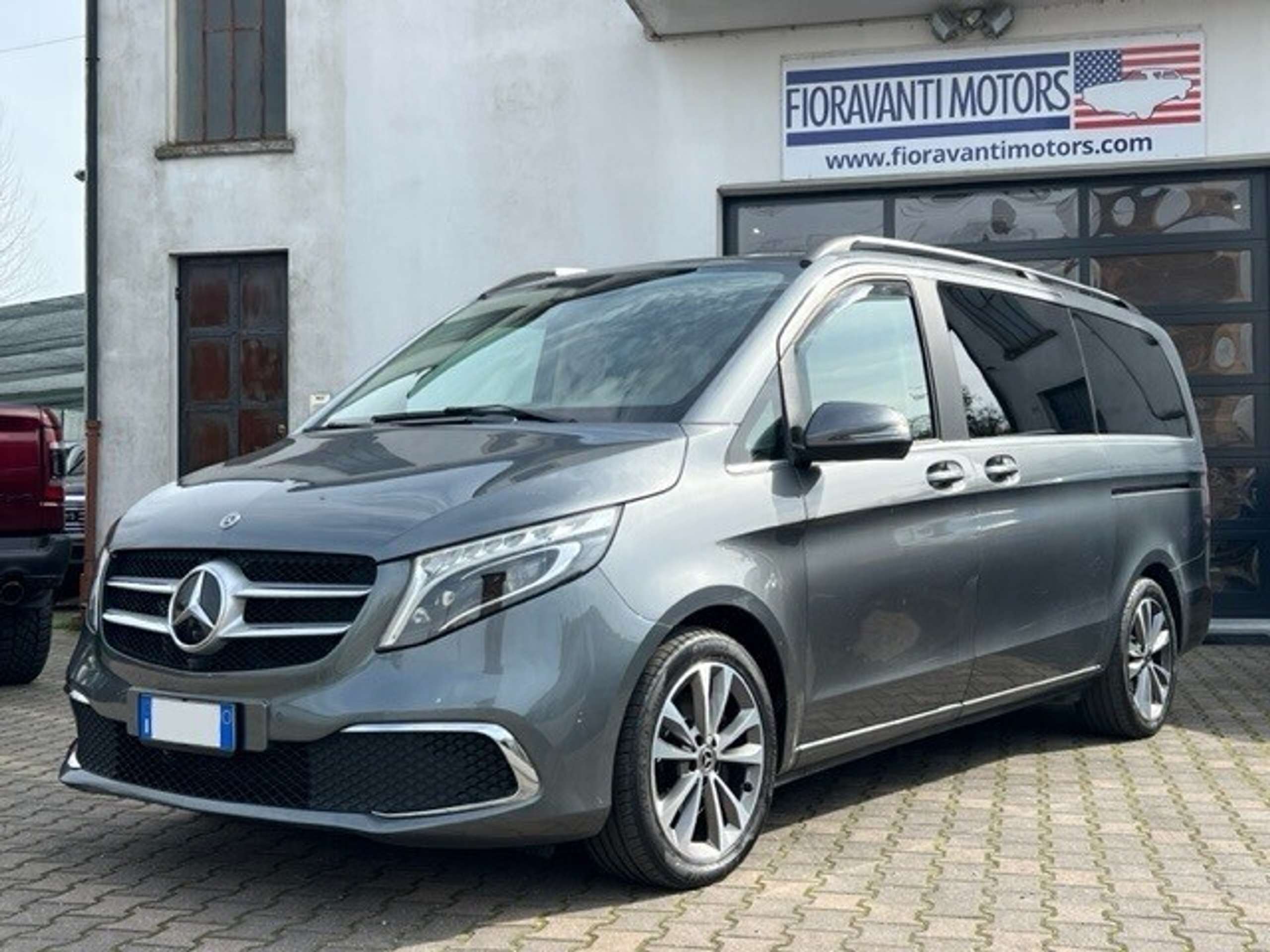 Mercedes-Benz - V 300