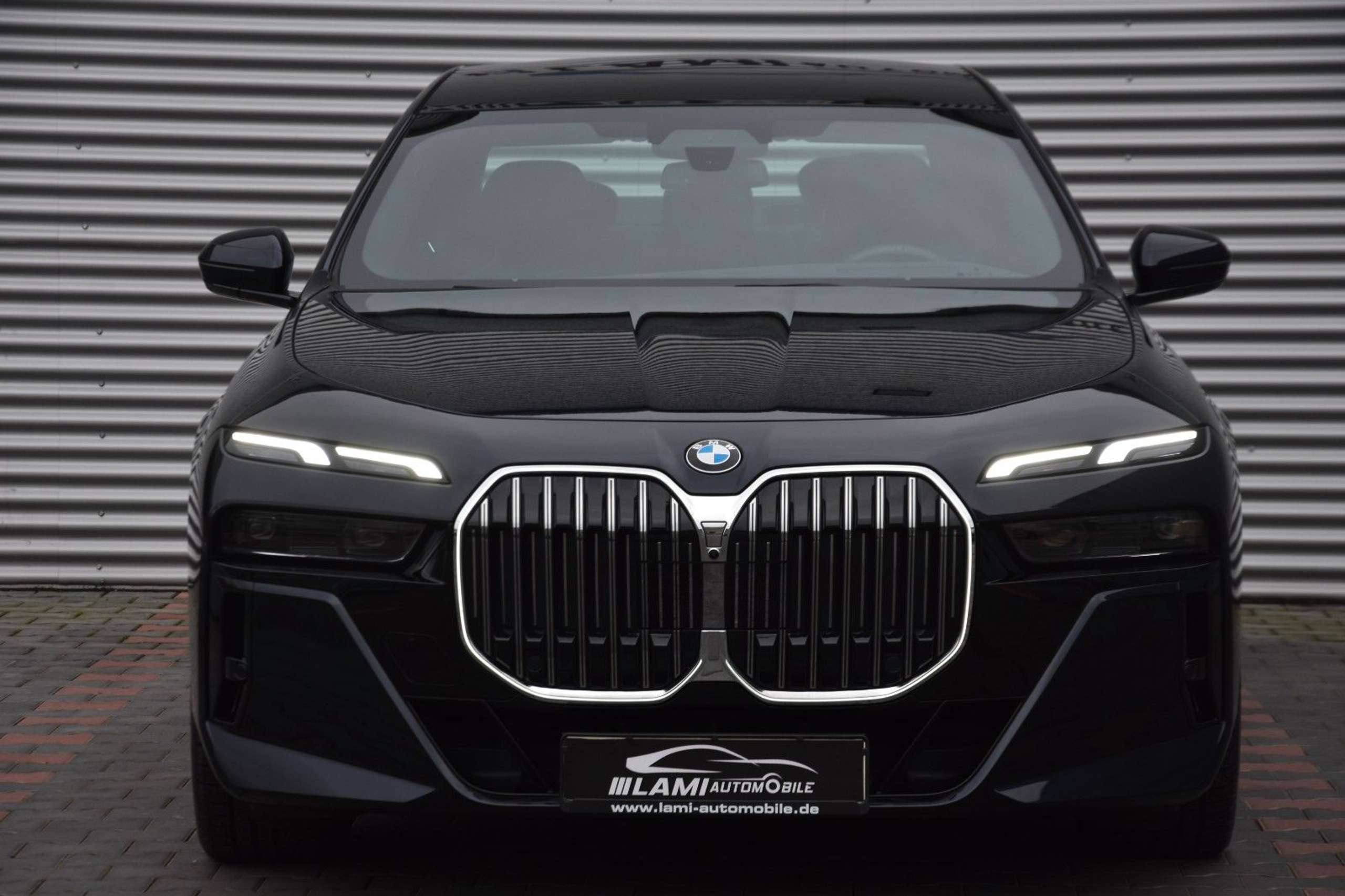 BMW - 740