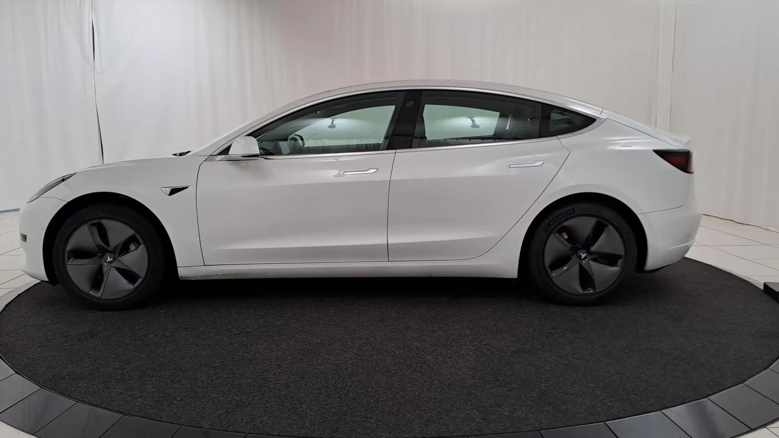 Tesla - Model 3