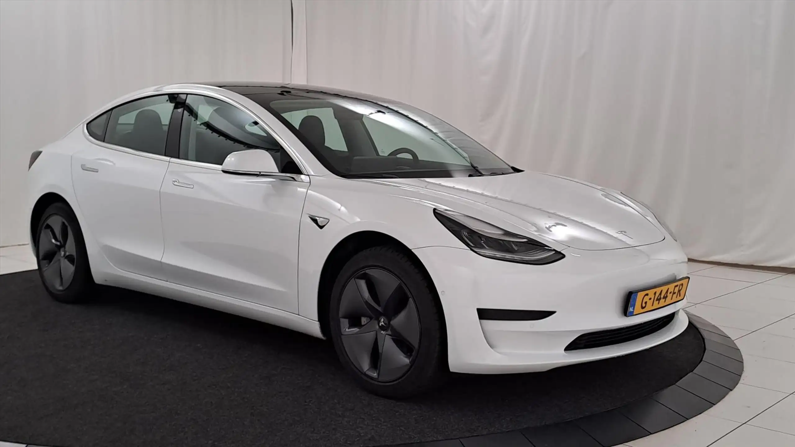 Tesla - Model 3