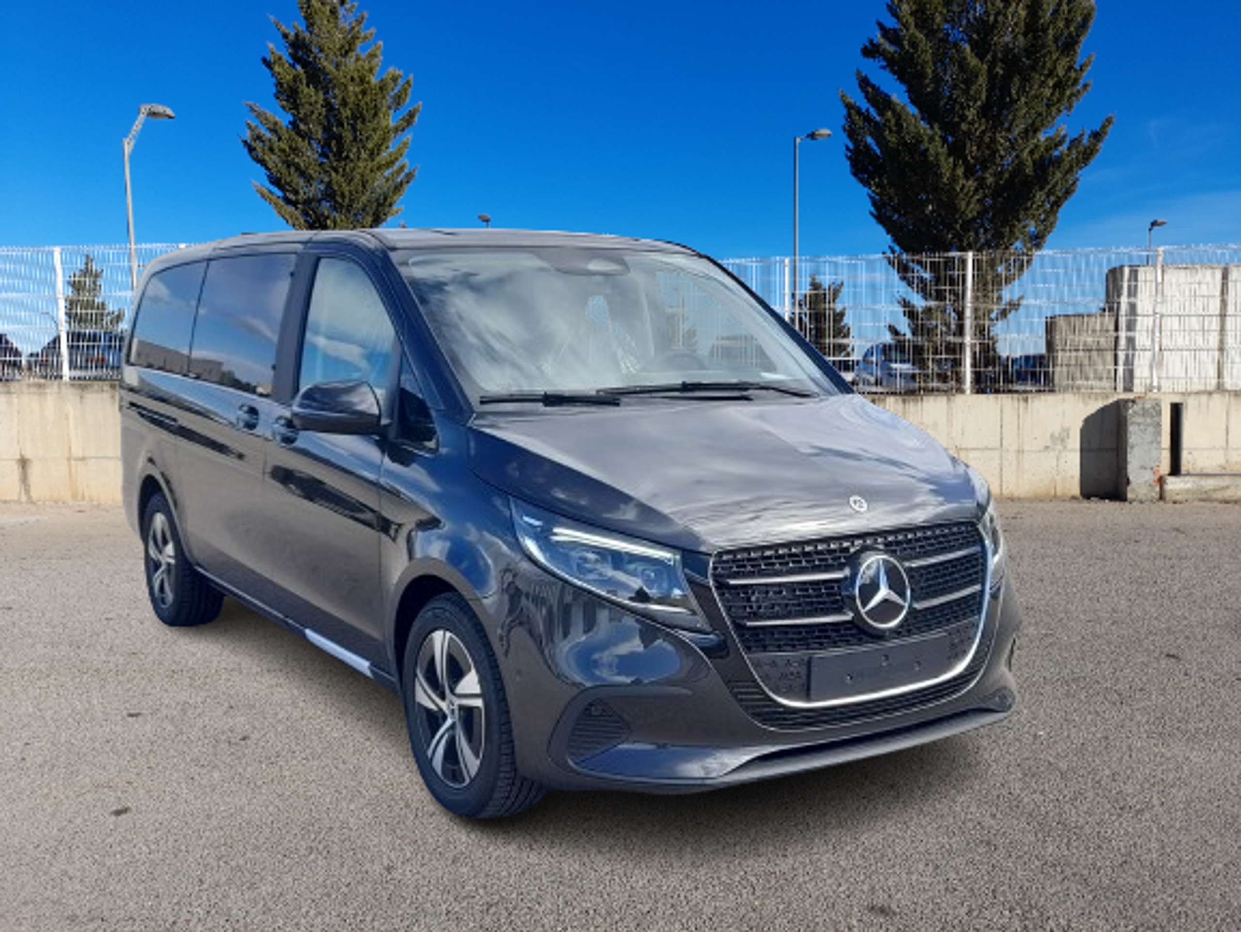 Mercedes-Benz - V 220