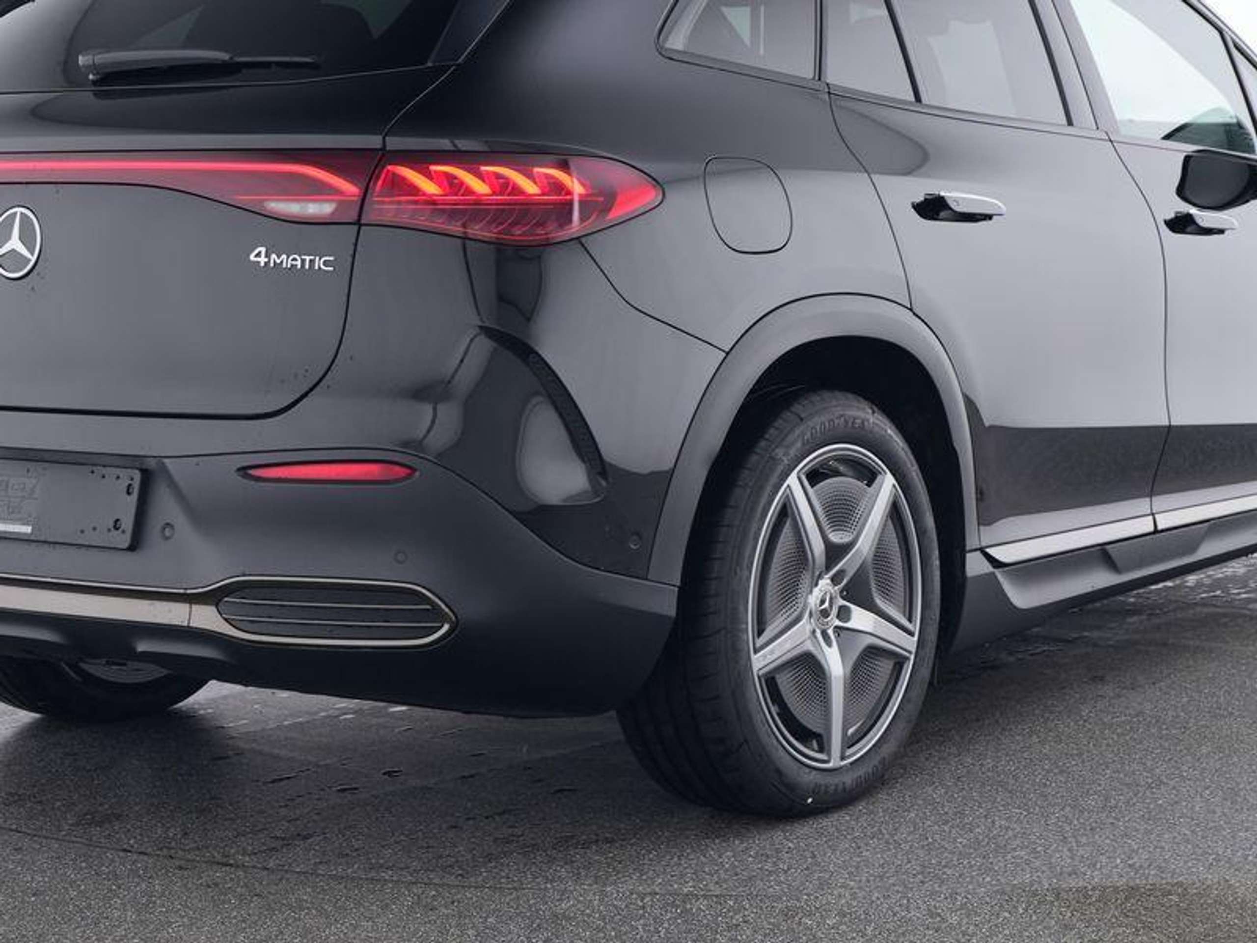 Mercedes-Benz - EQE SUV