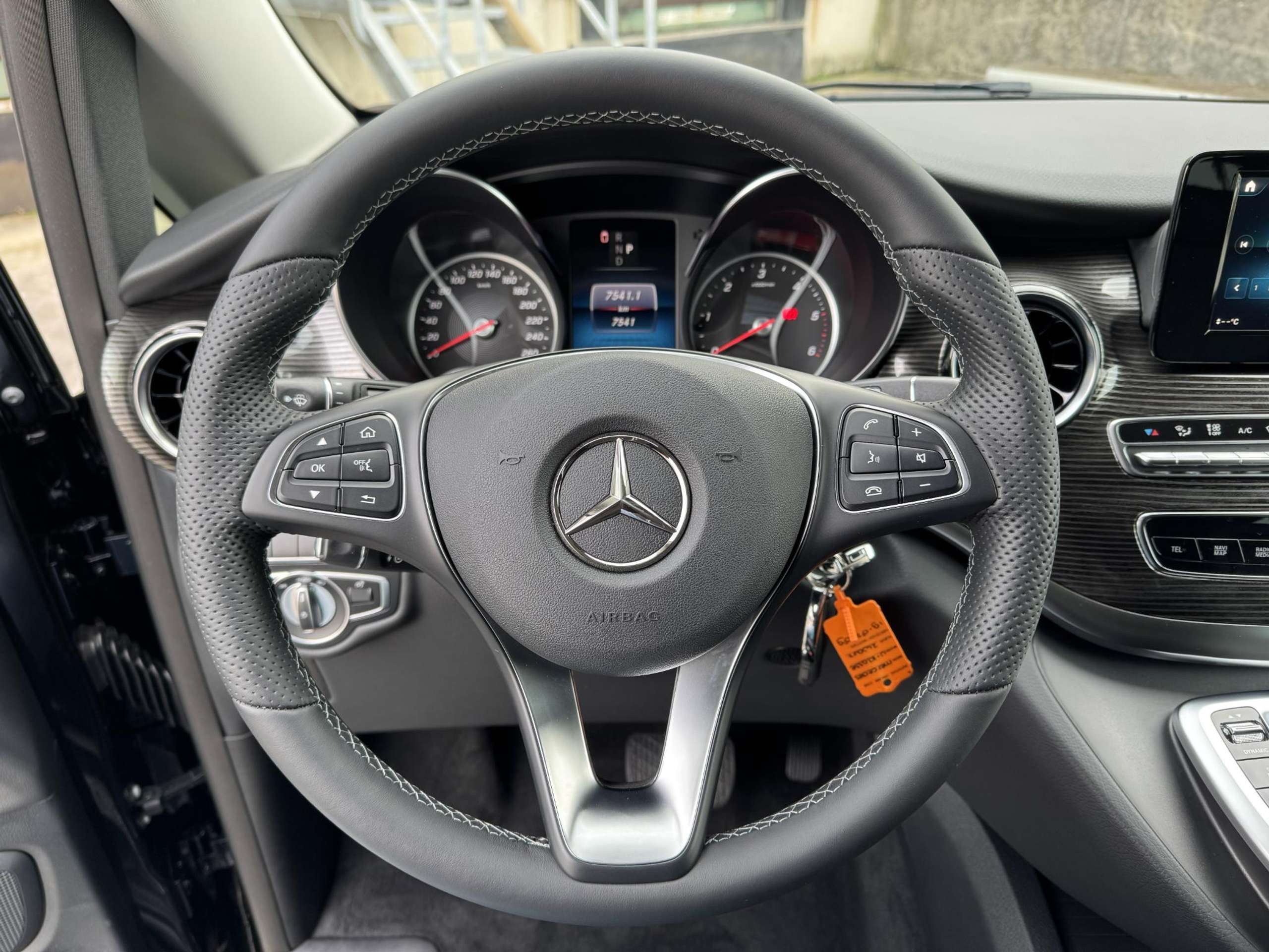 Mercedes-Benz - V 300