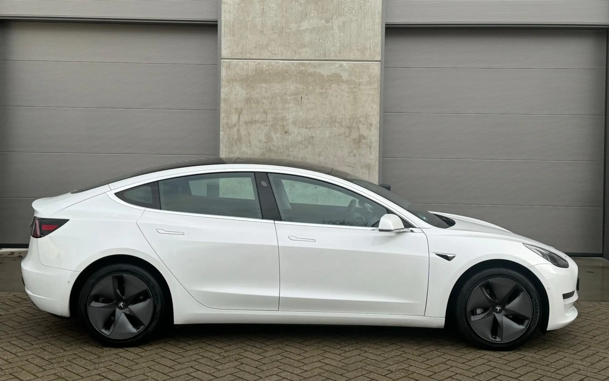 Tesla - Model 3