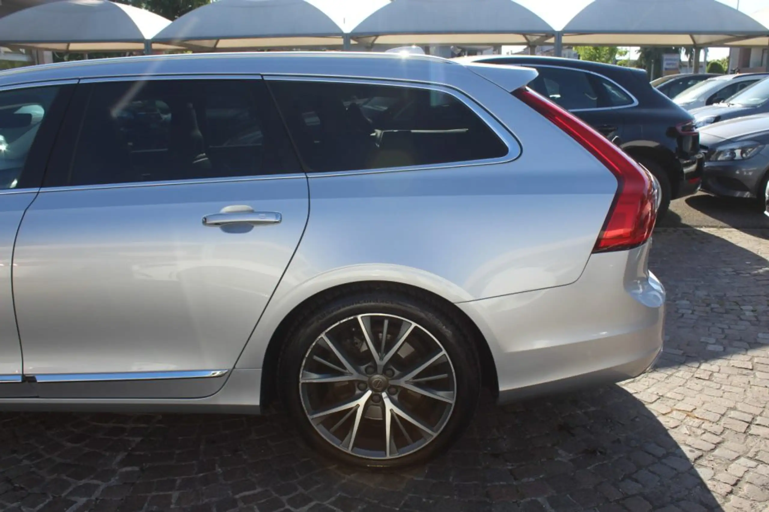 Volvo - V90