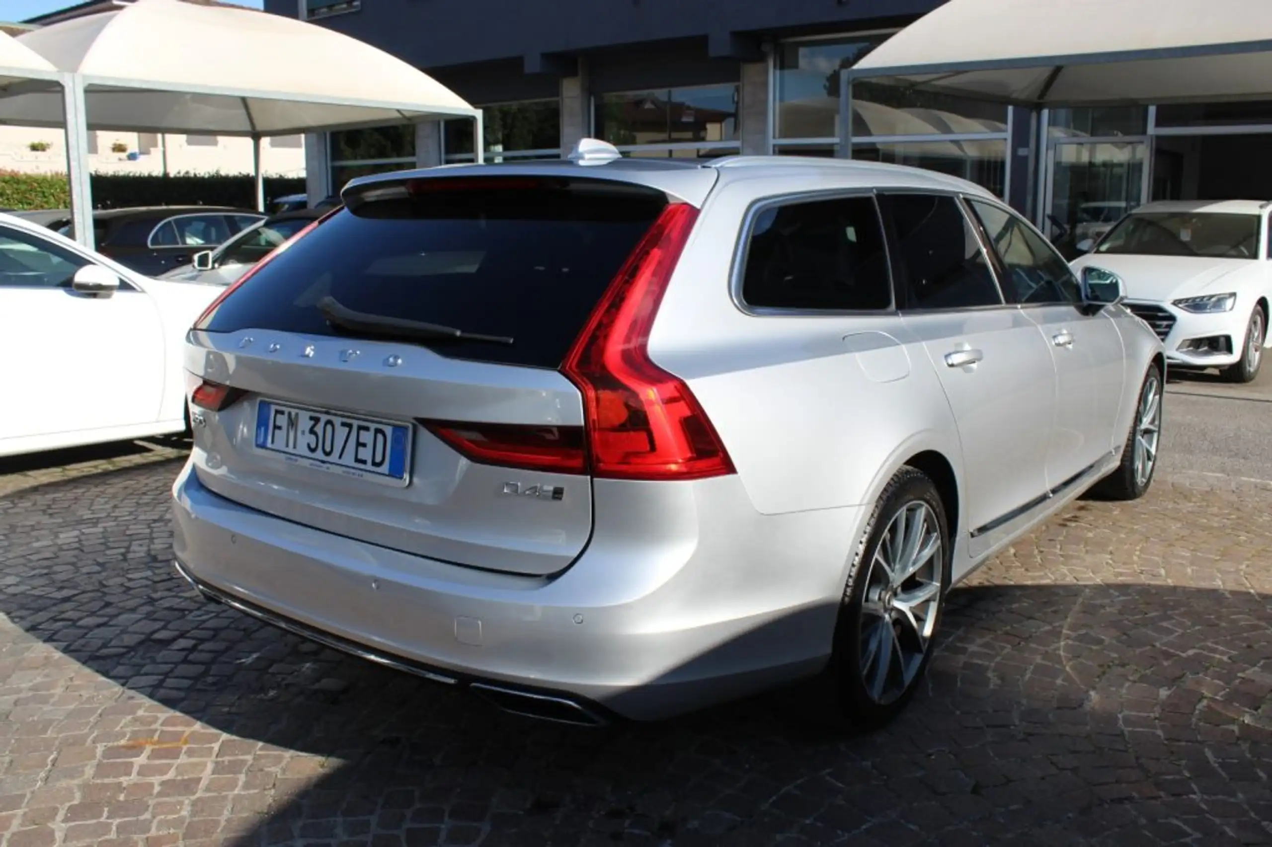 Volvo - V90