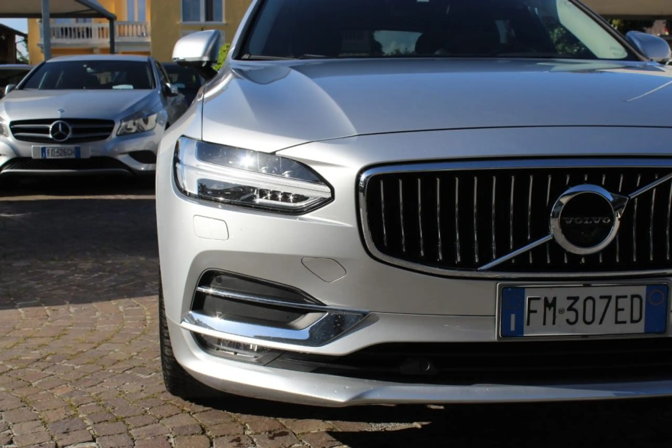 Volvo - V90