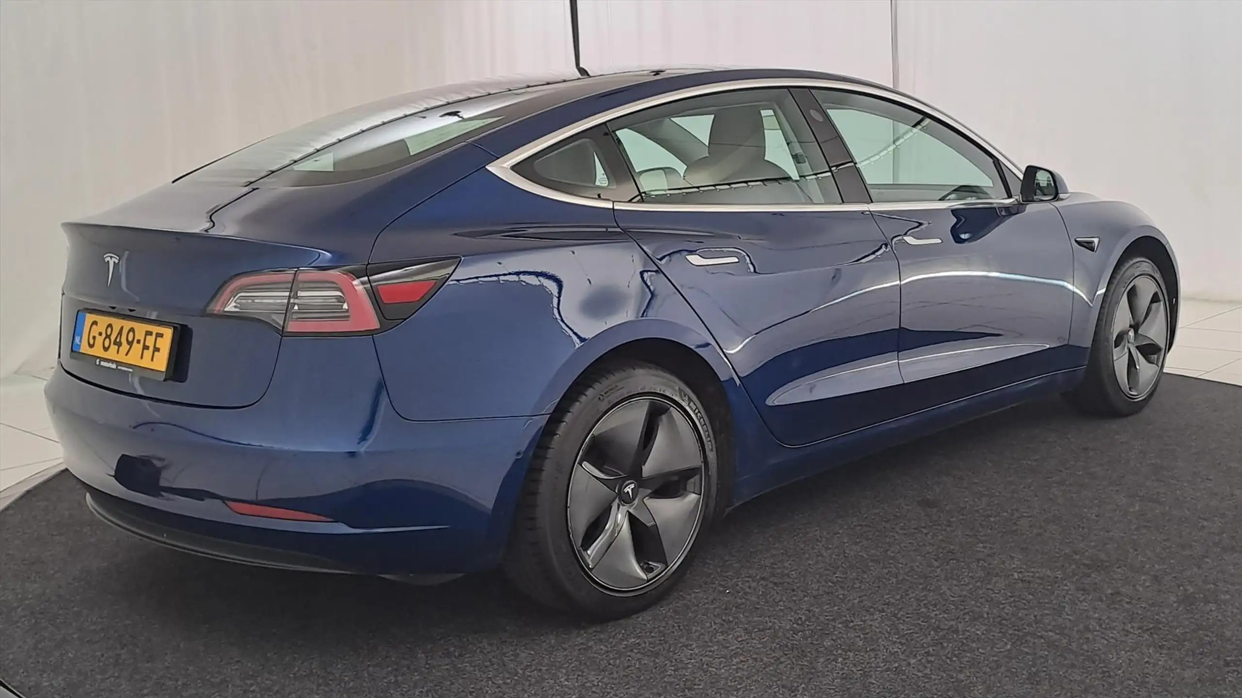 Tesla - Model 3