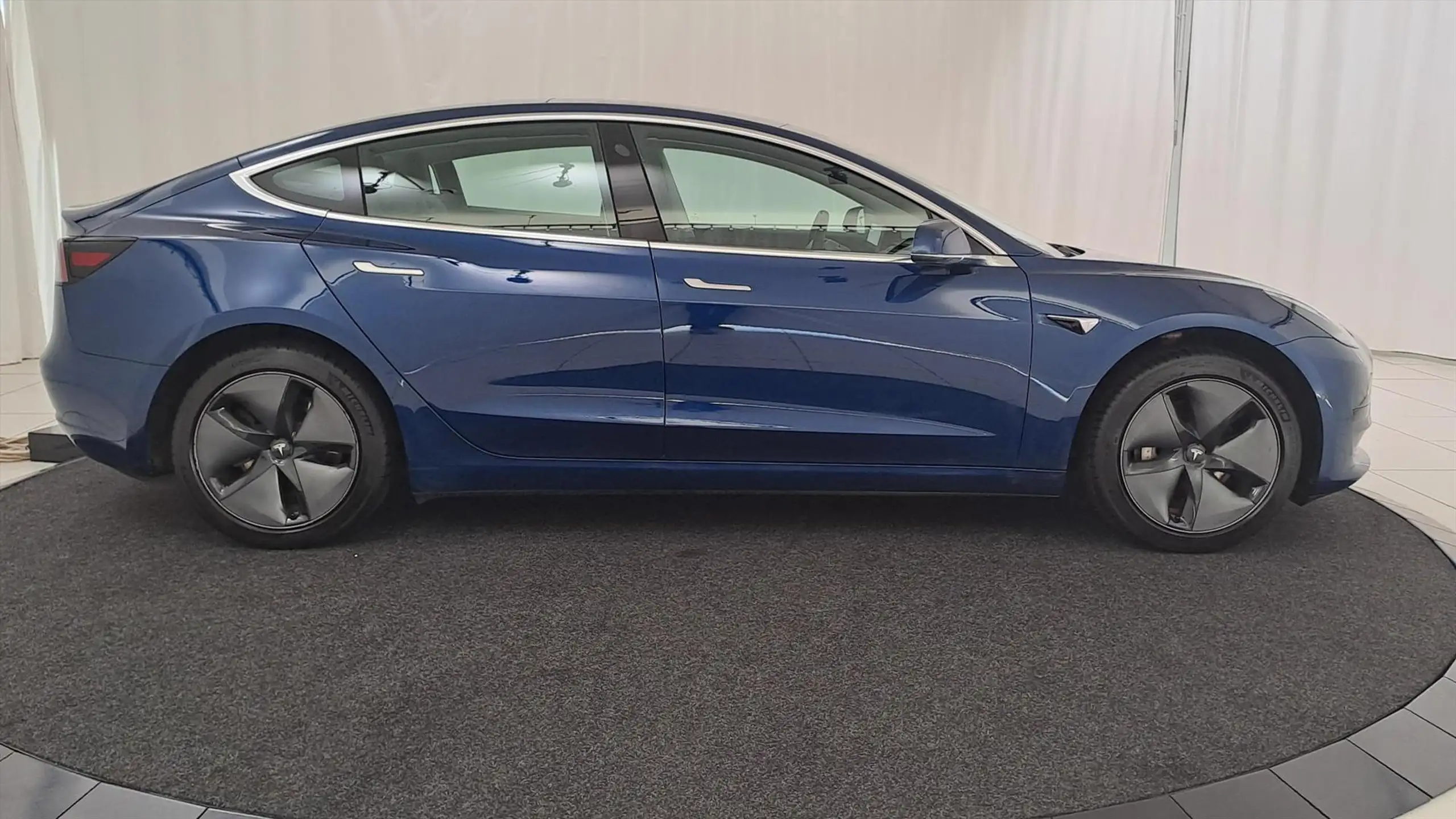 Tesla - Model 3