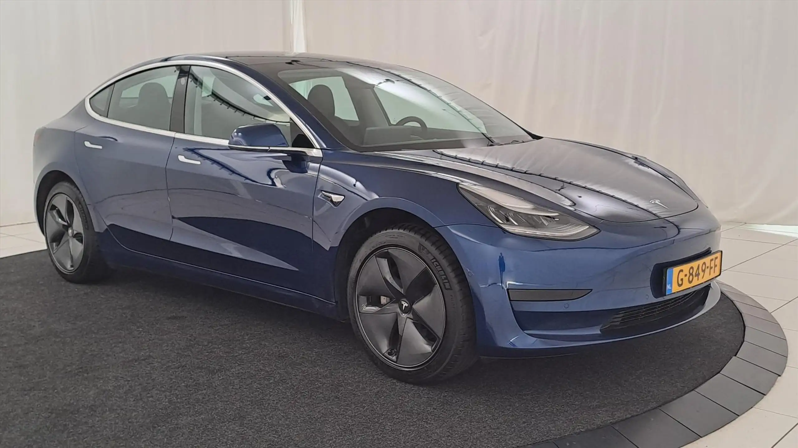 Tesla - Model 3