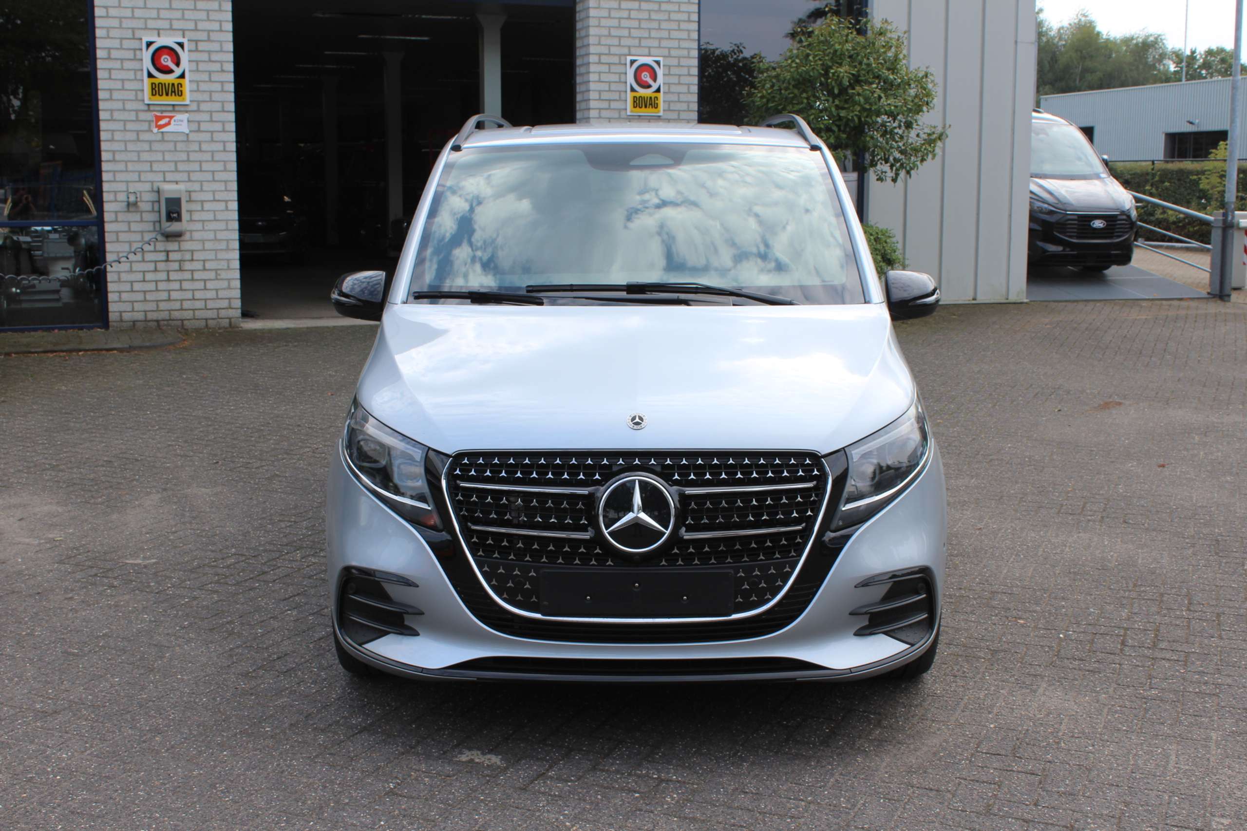 Mercedes-Benz - V