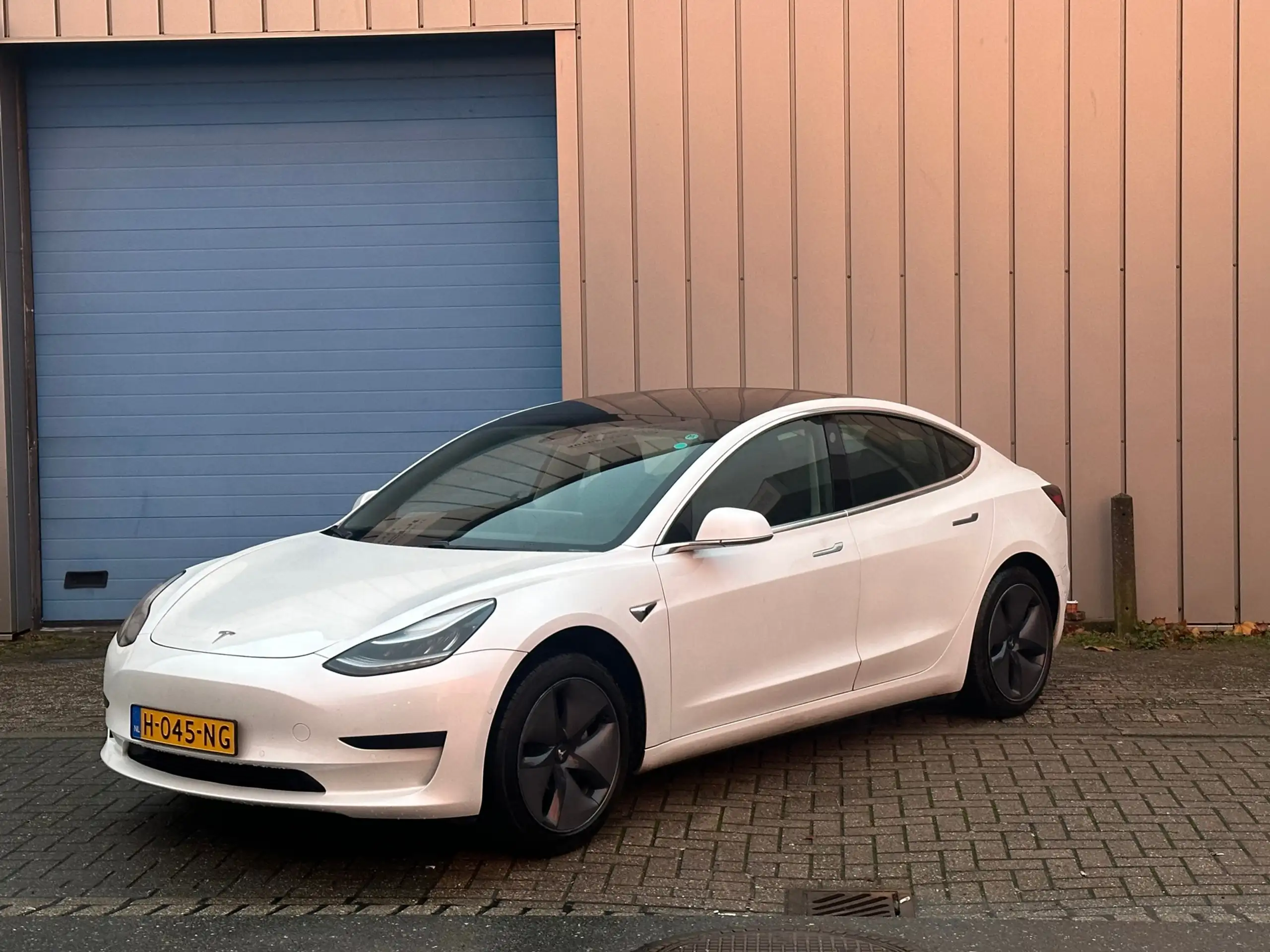 Tesla - Model 3