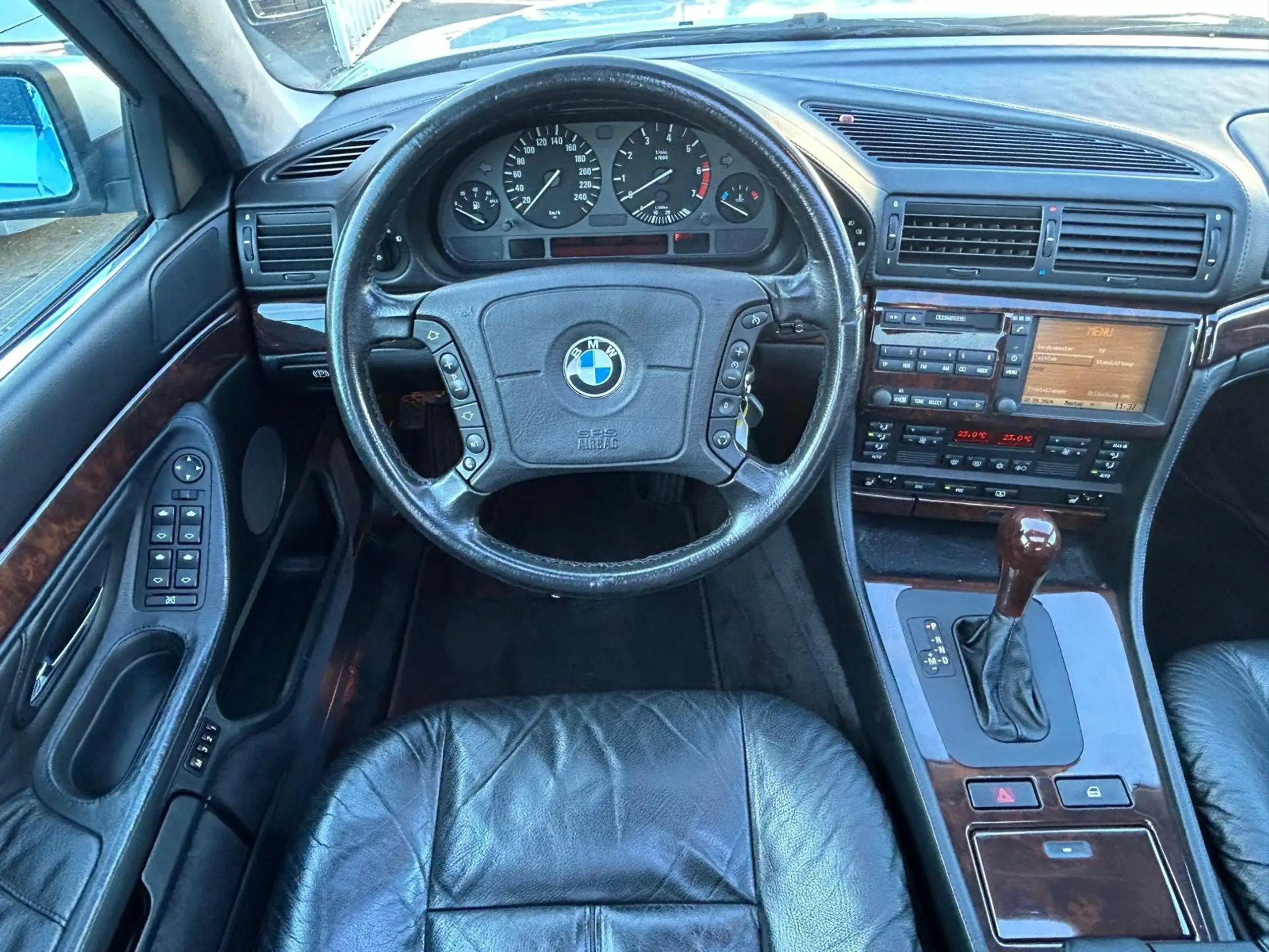 BMW - 750