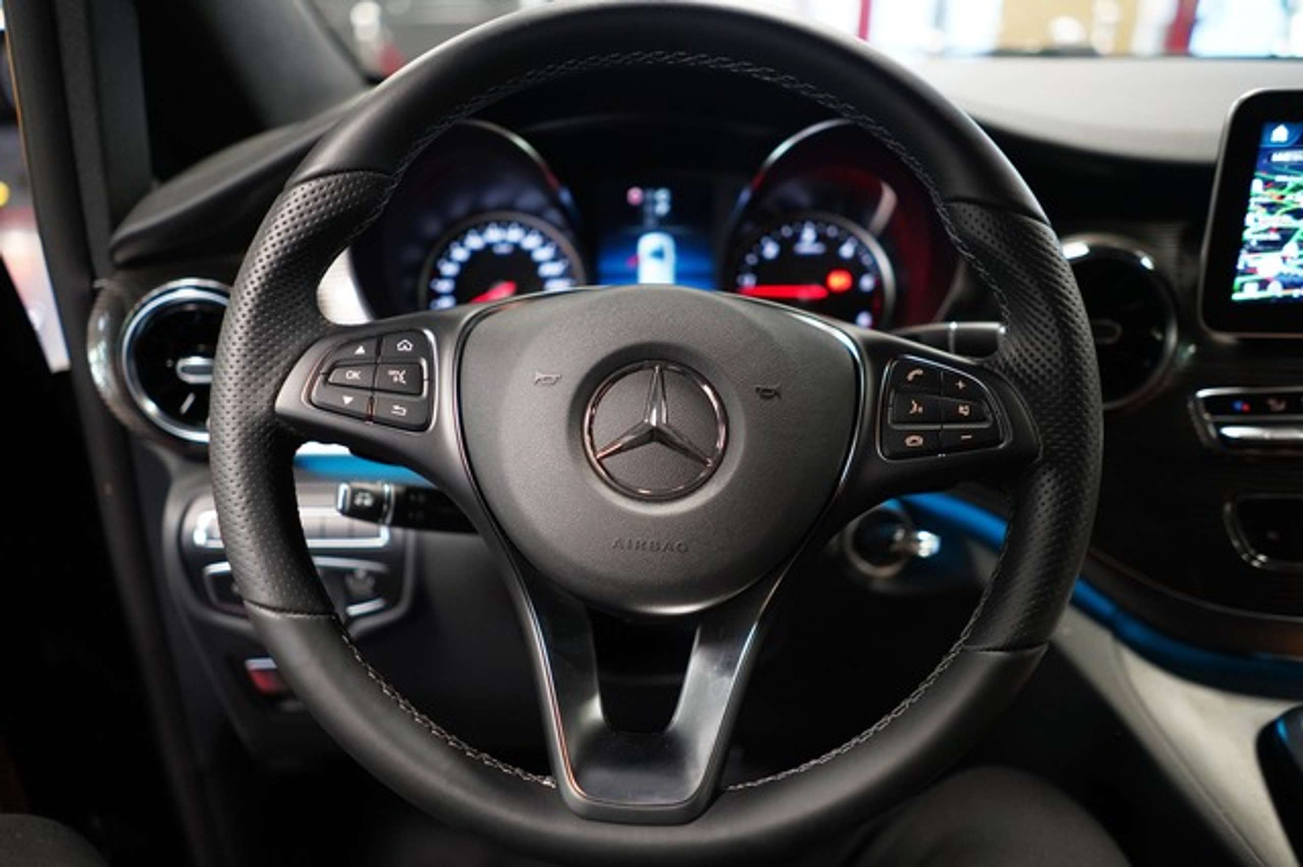 Mercedes-Benz - V 300