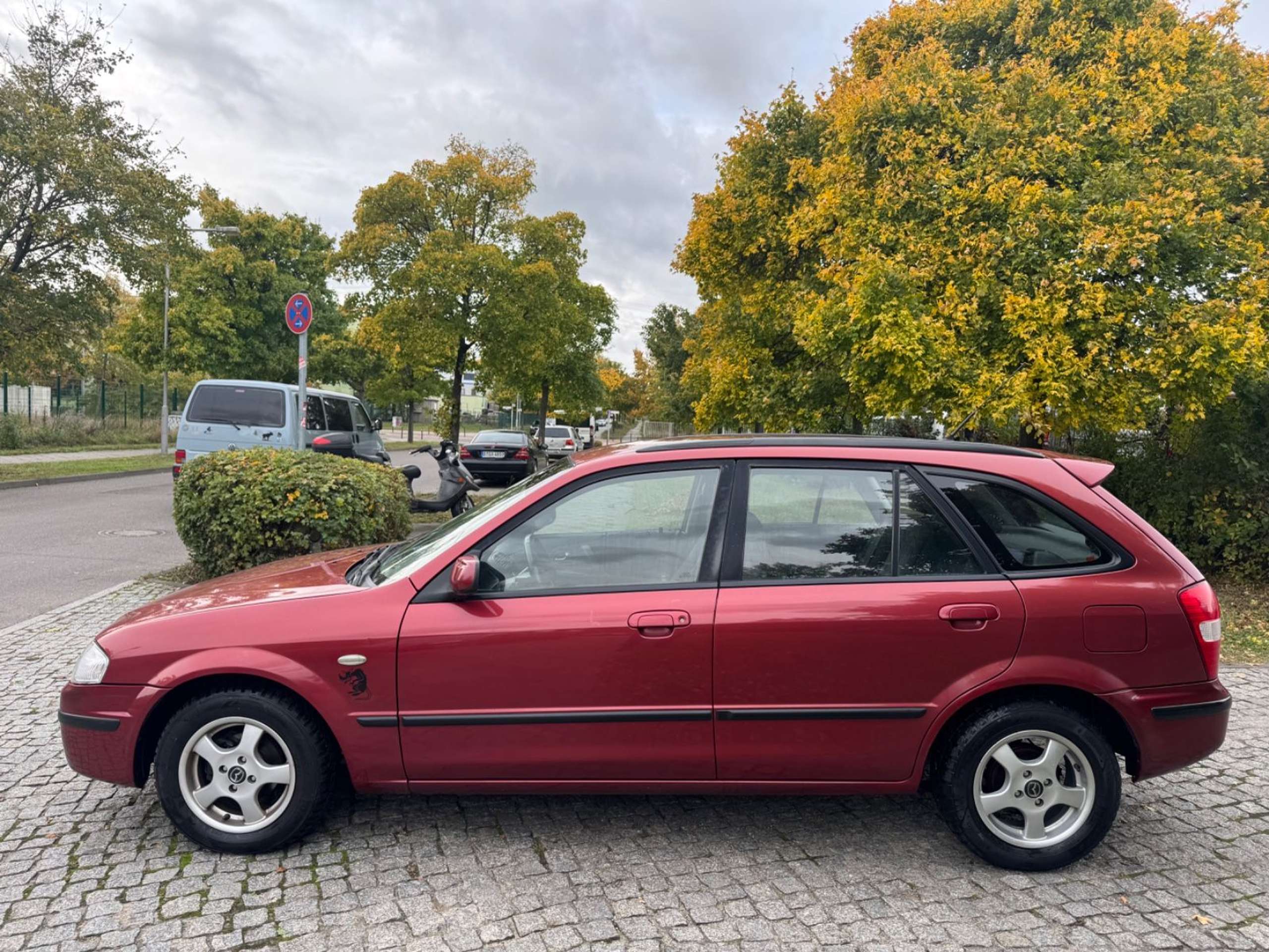 Mazda - 323