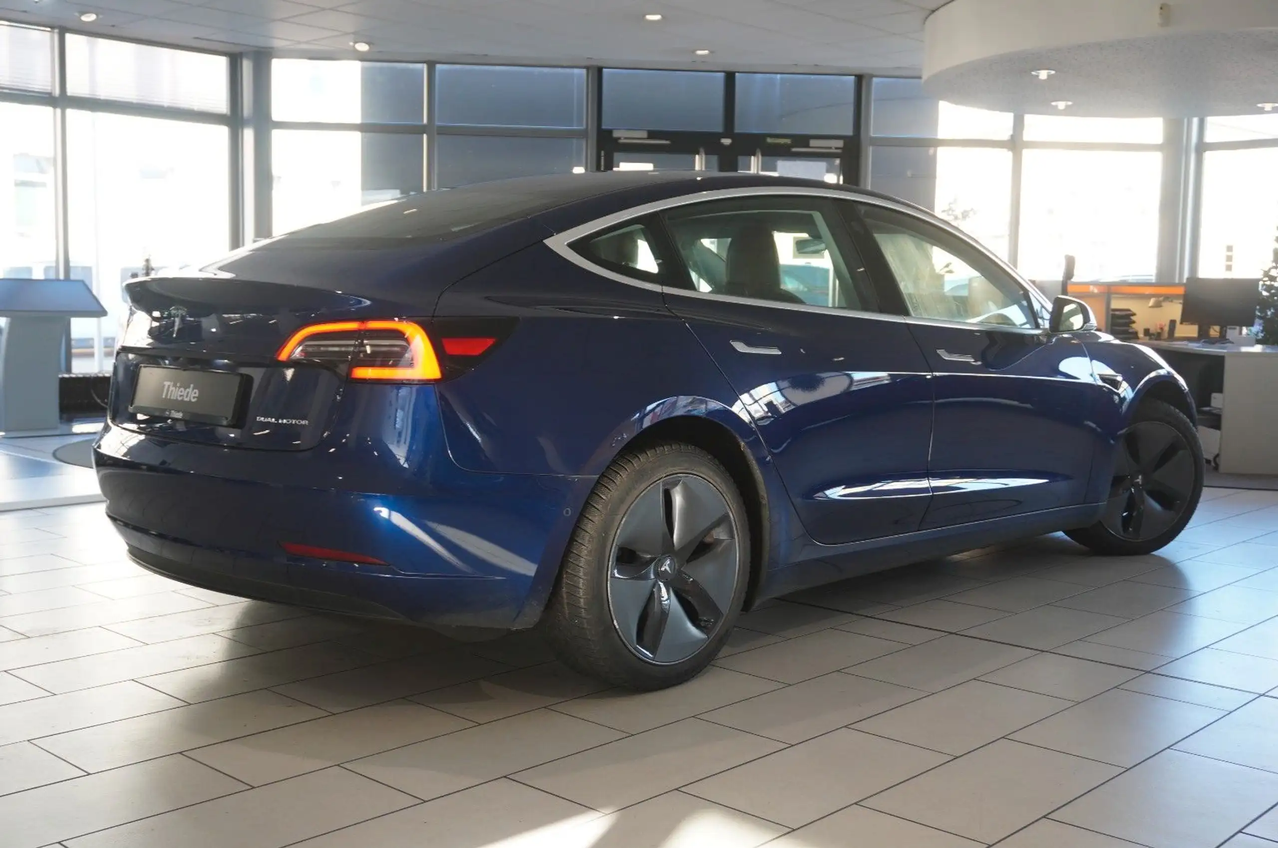 Tesla - Model 3