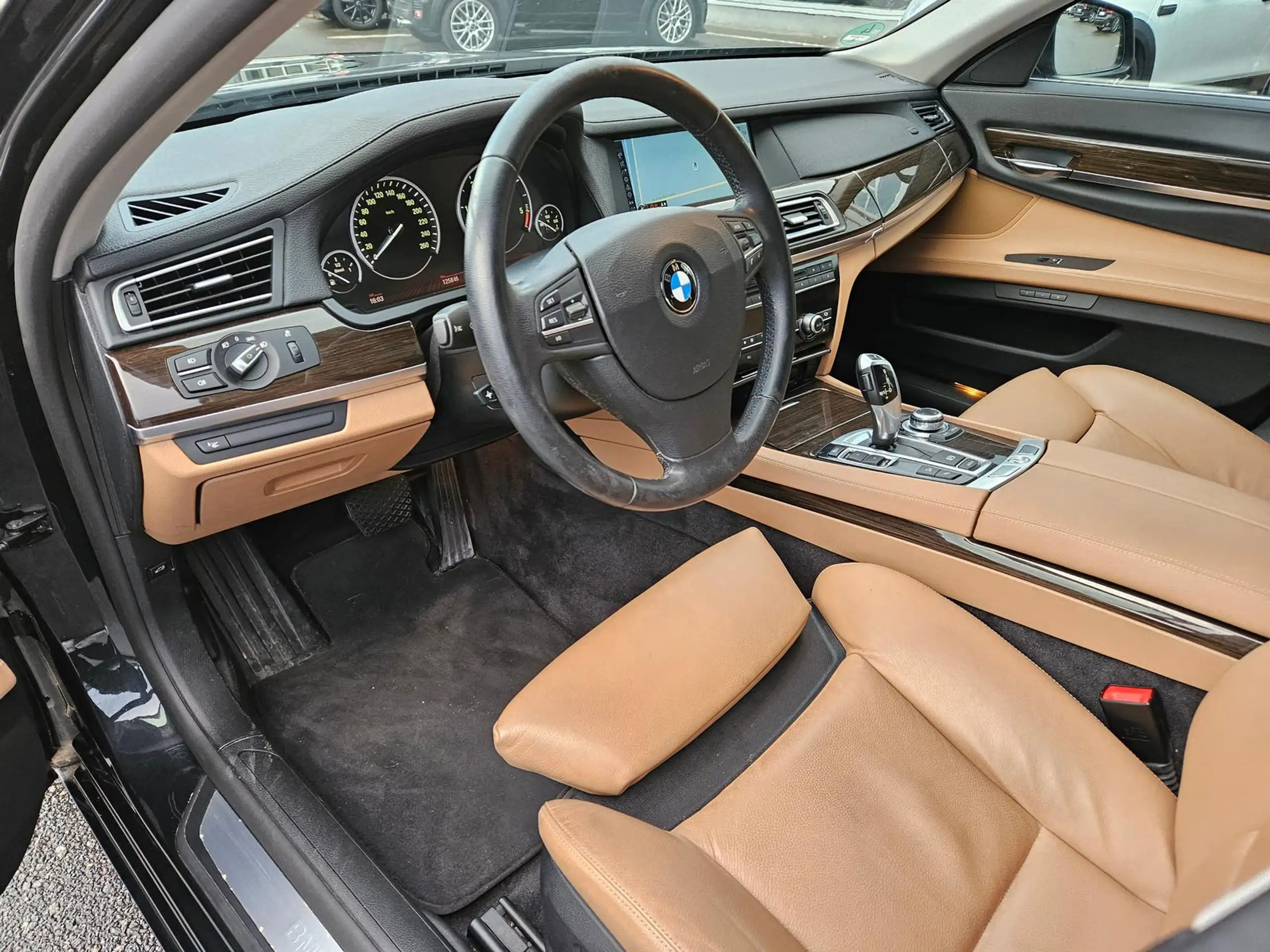 BMW - 740