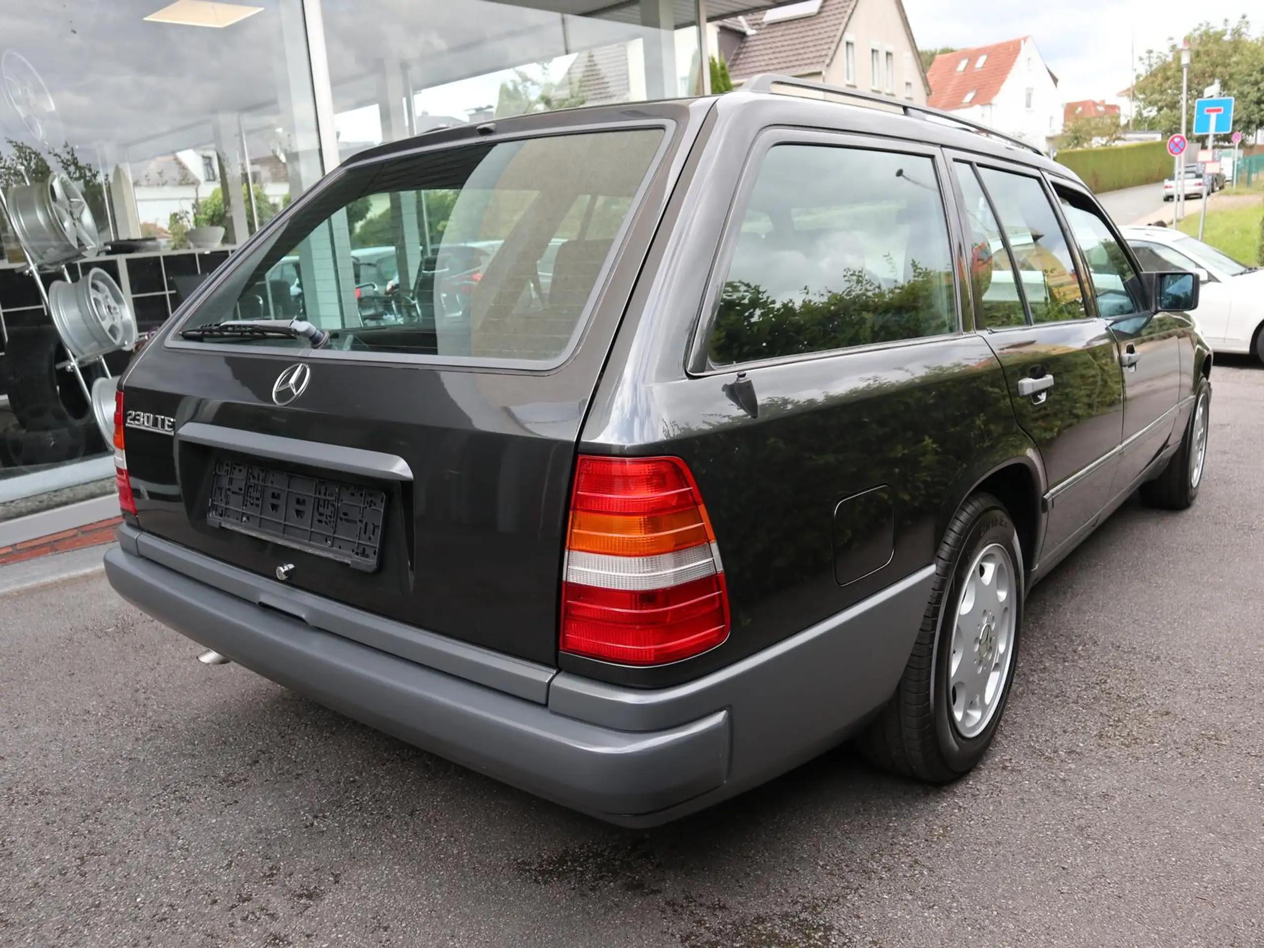 Mercedes-Benz - 230