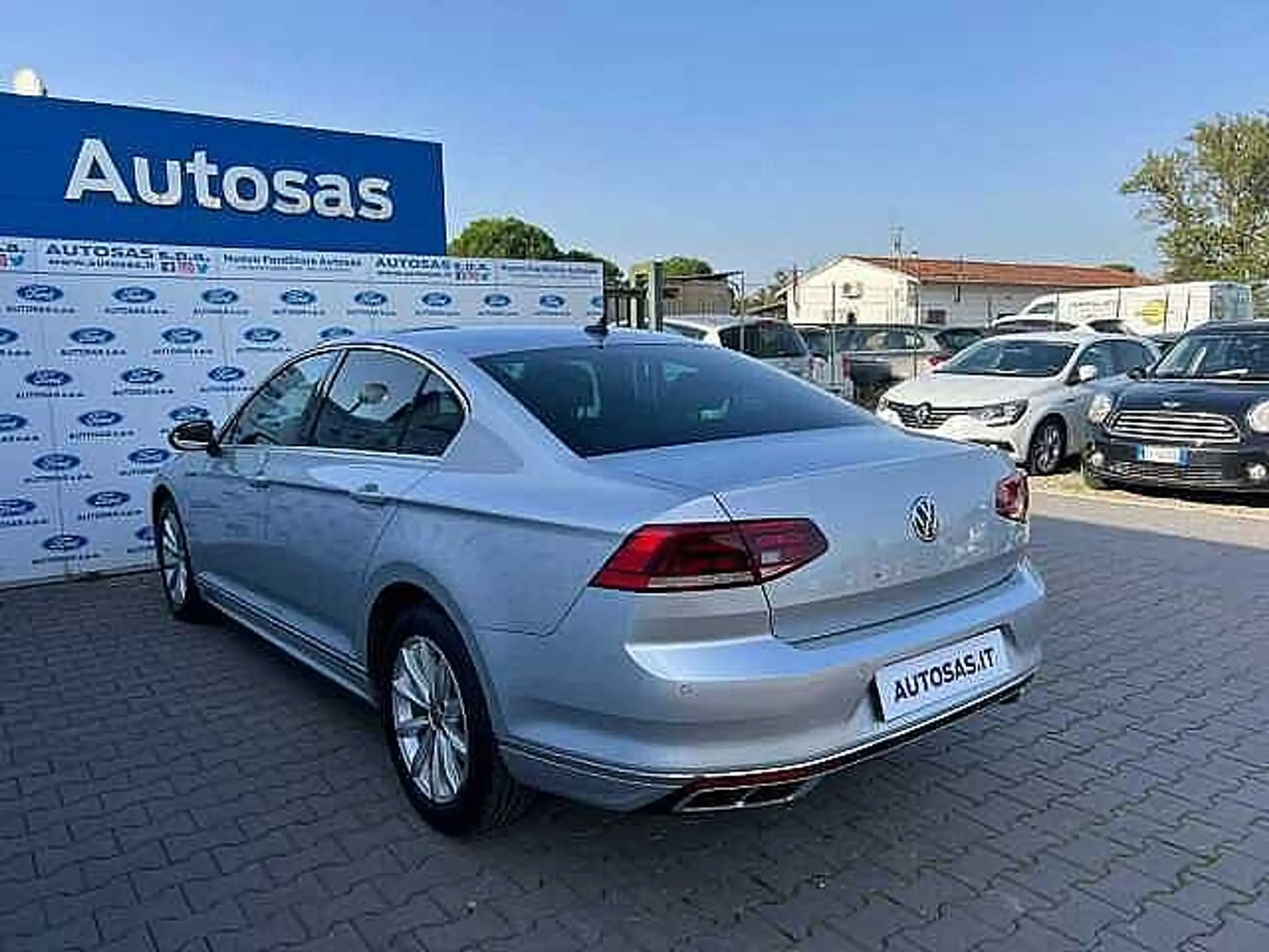 Volkswagen - Passat