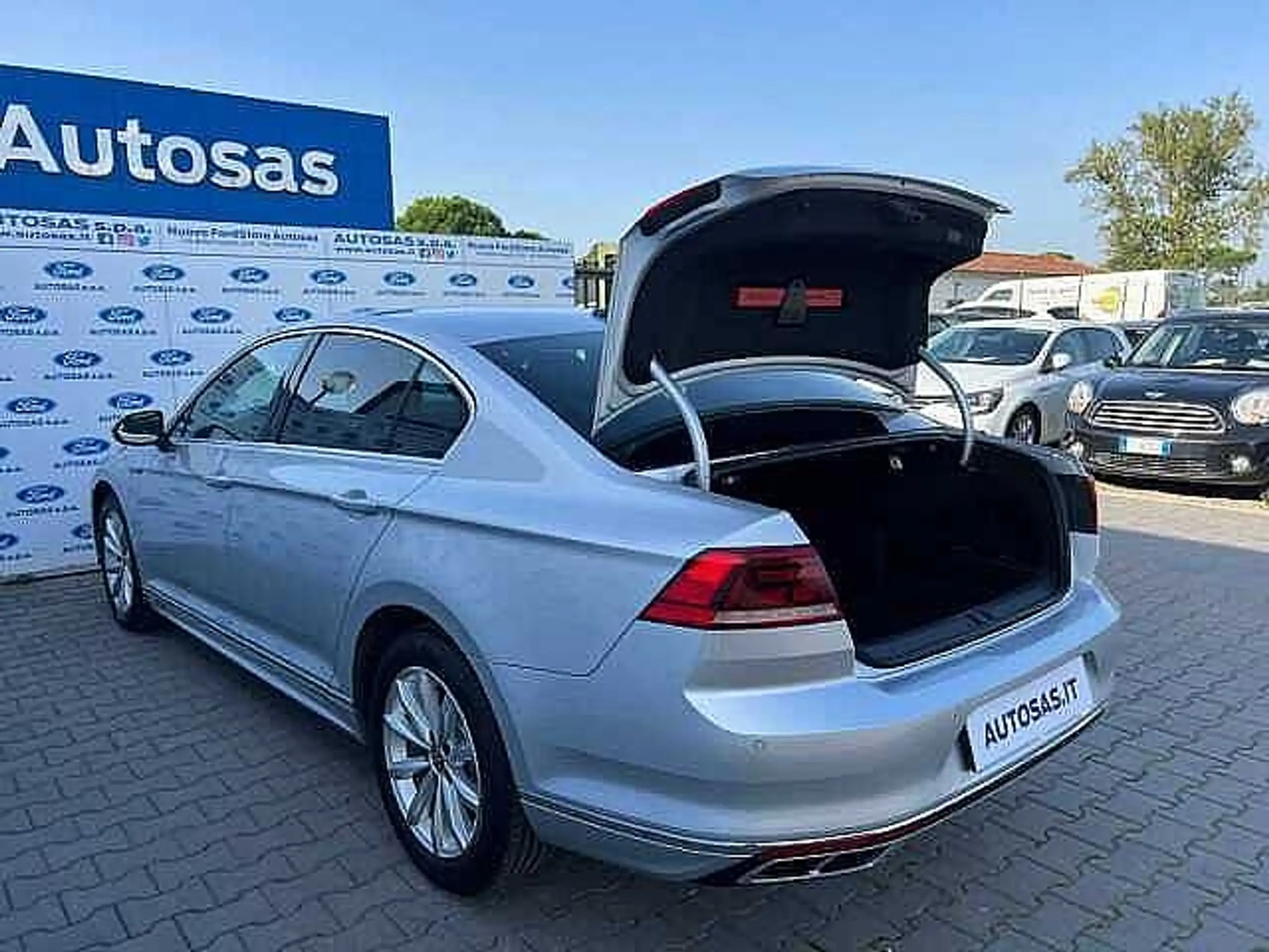 Volkswagen - Passat