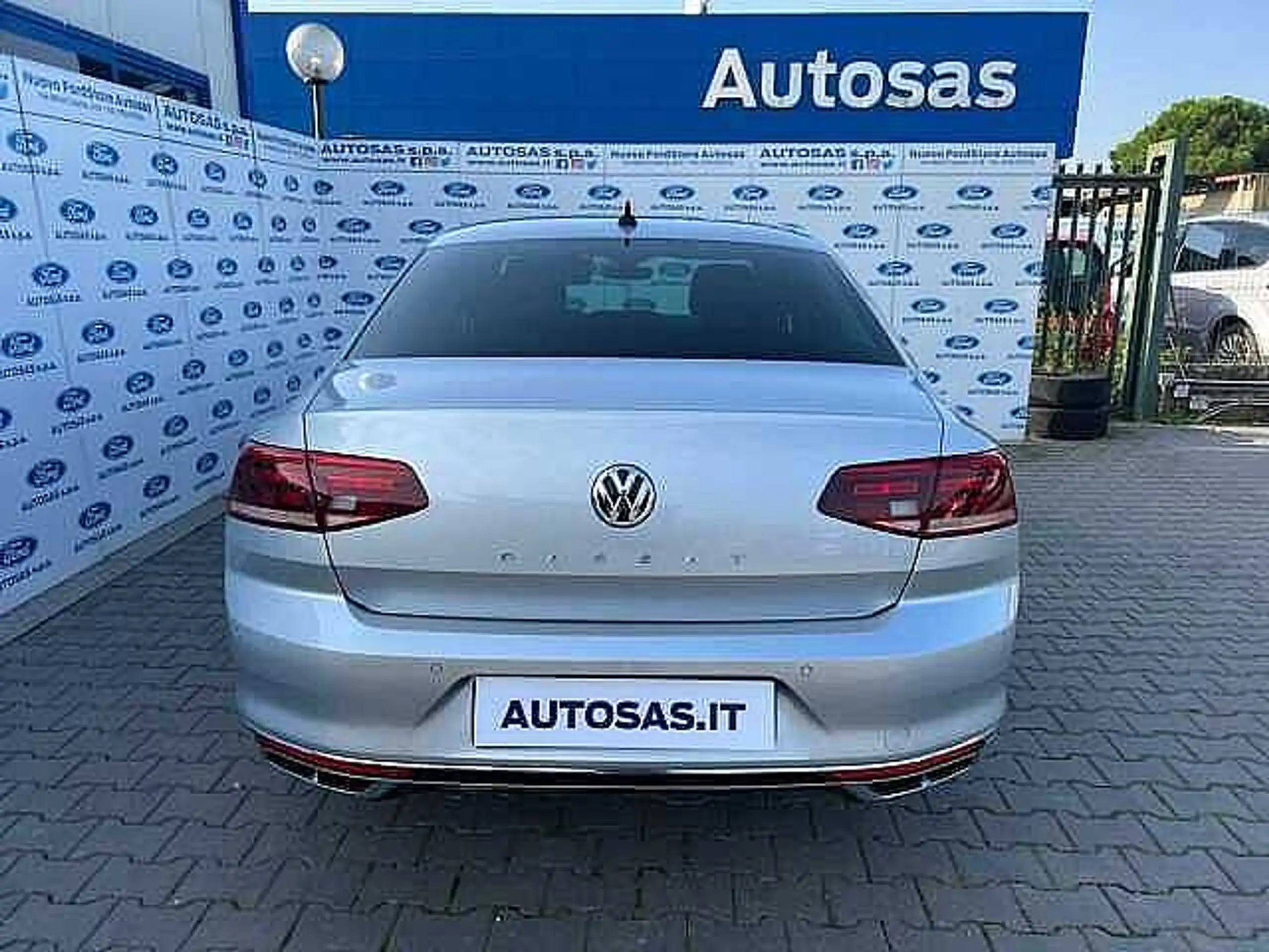 Volkswagen - Passat