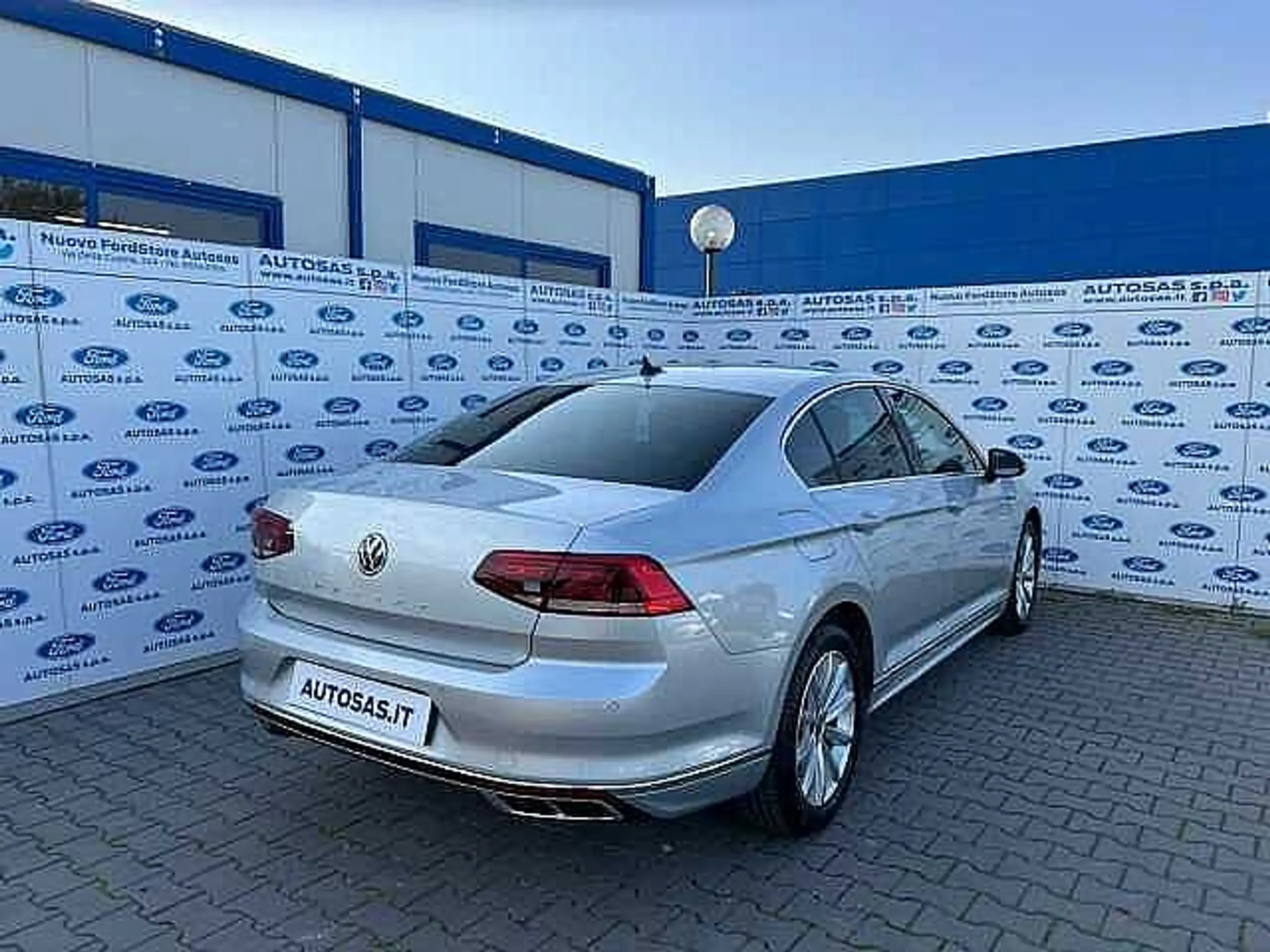 Volkswagen - Passat