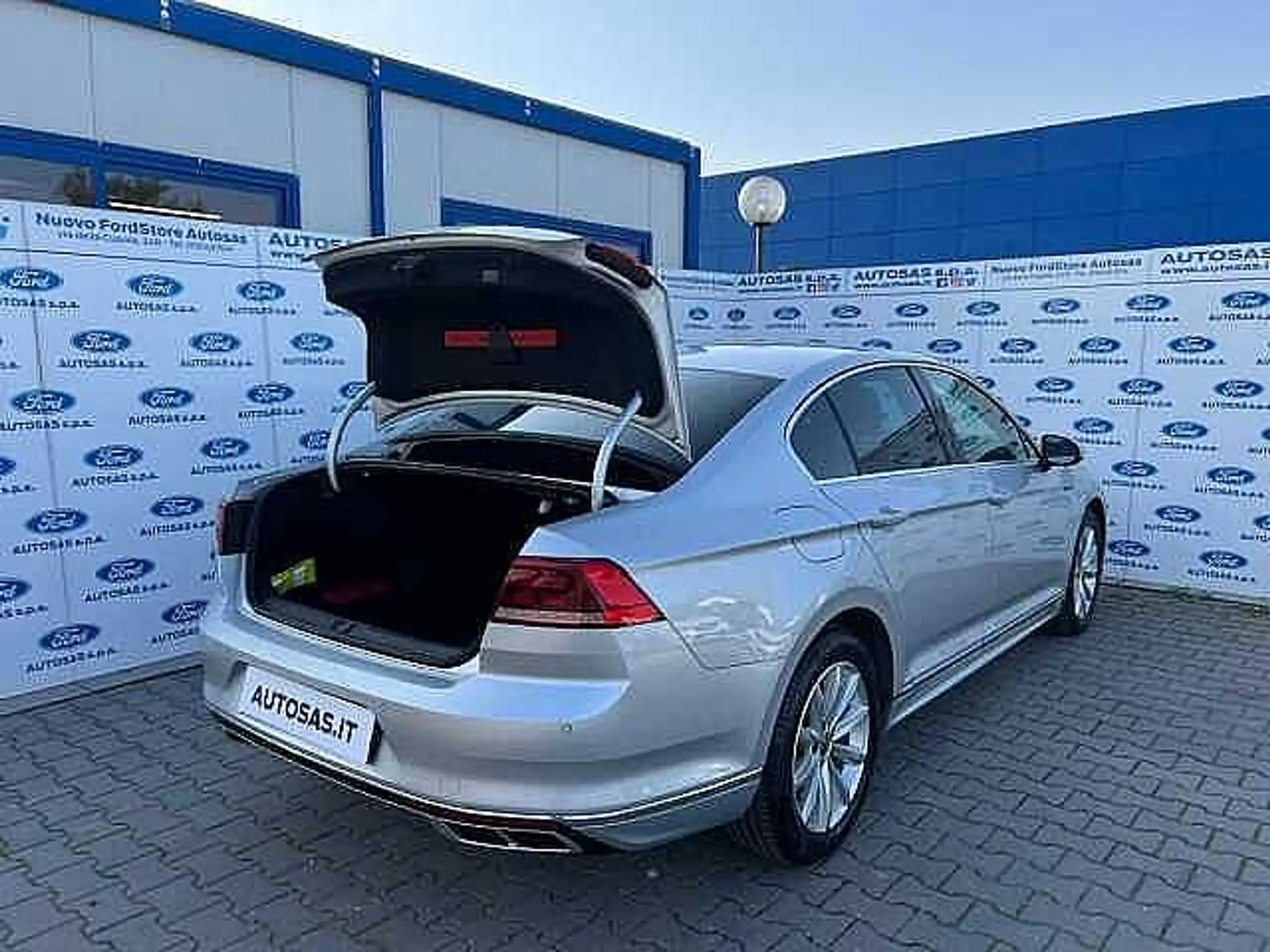 Volkswagen - Passat