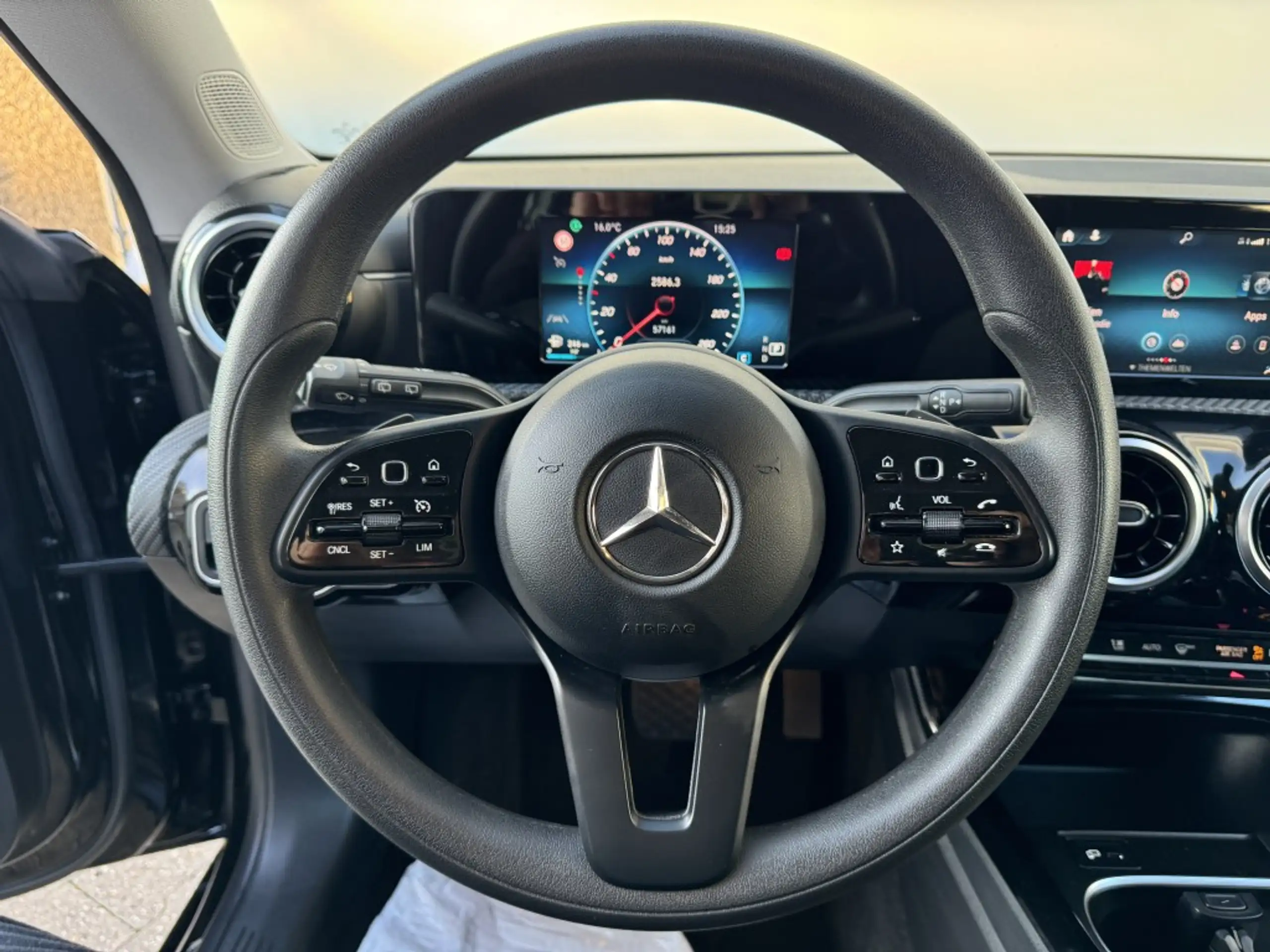 Mercedes-Benz - CLA 180