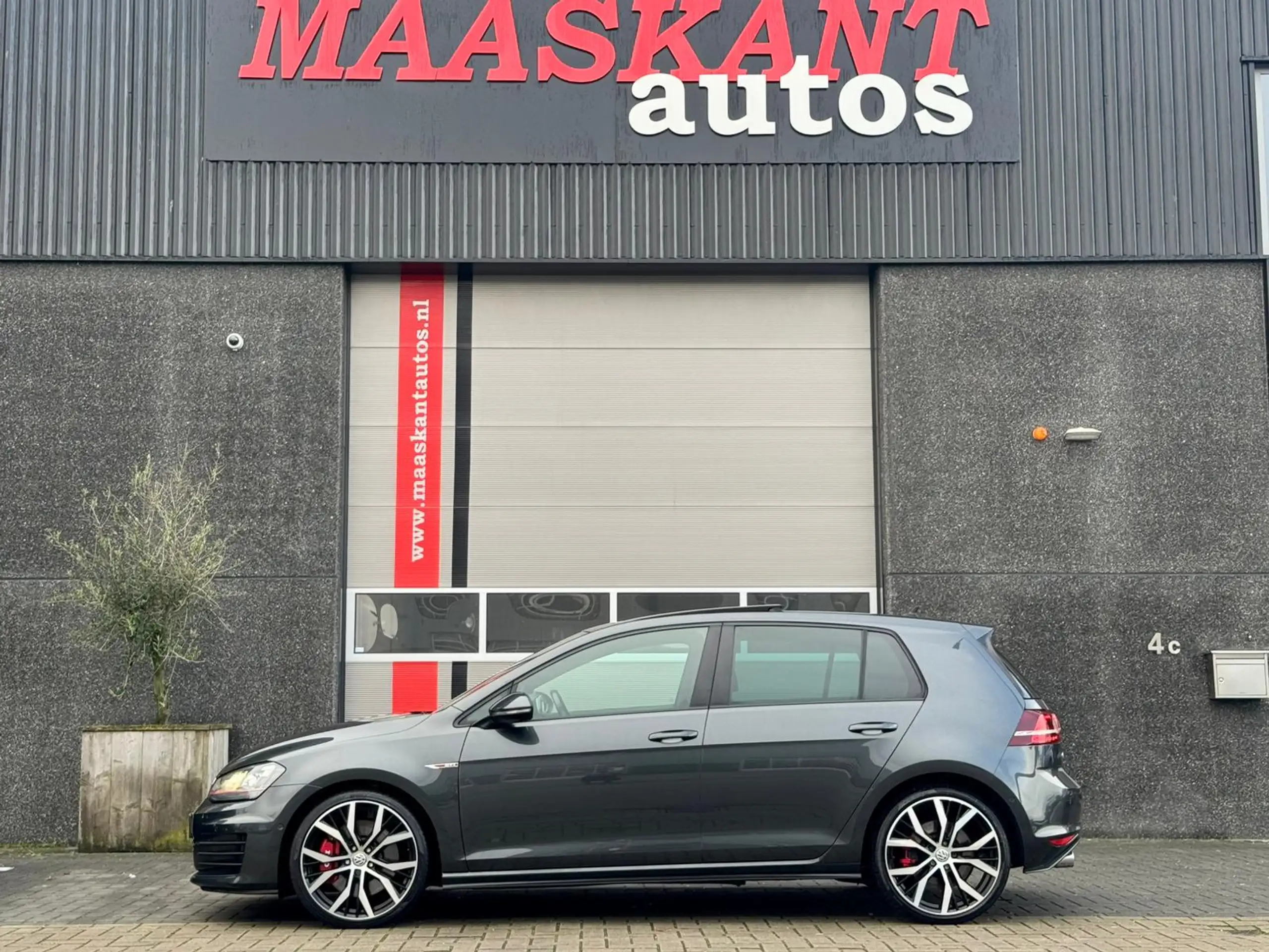 Volkswagen - Golf GTI