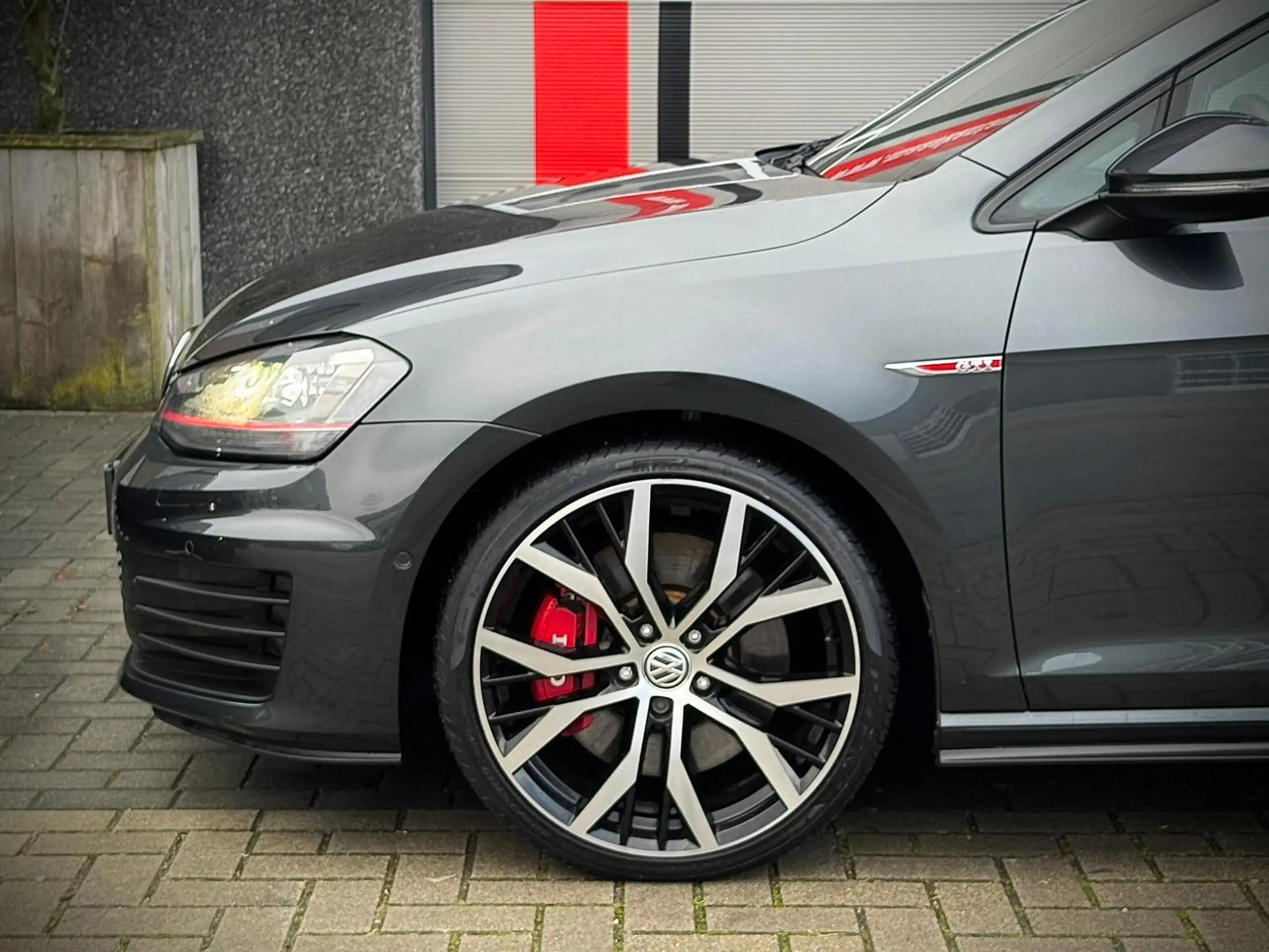 Volkswagen - Golf GTI