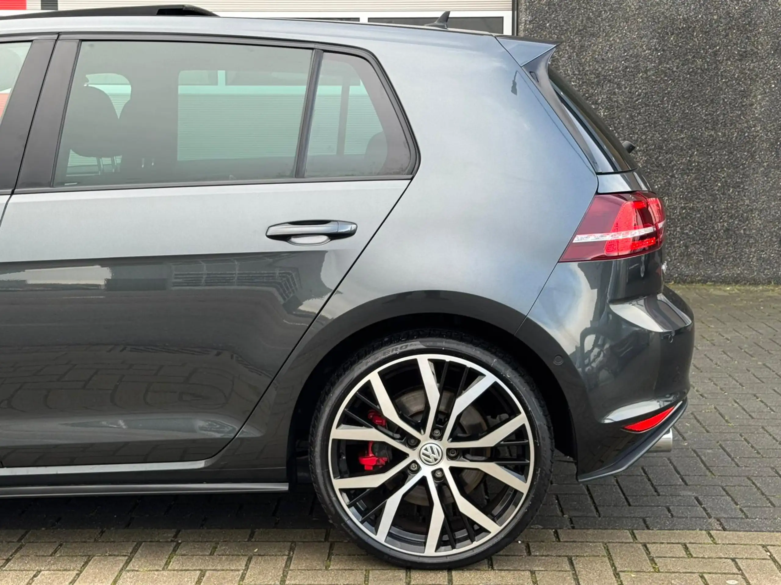 Volkswagen - Golf GTI