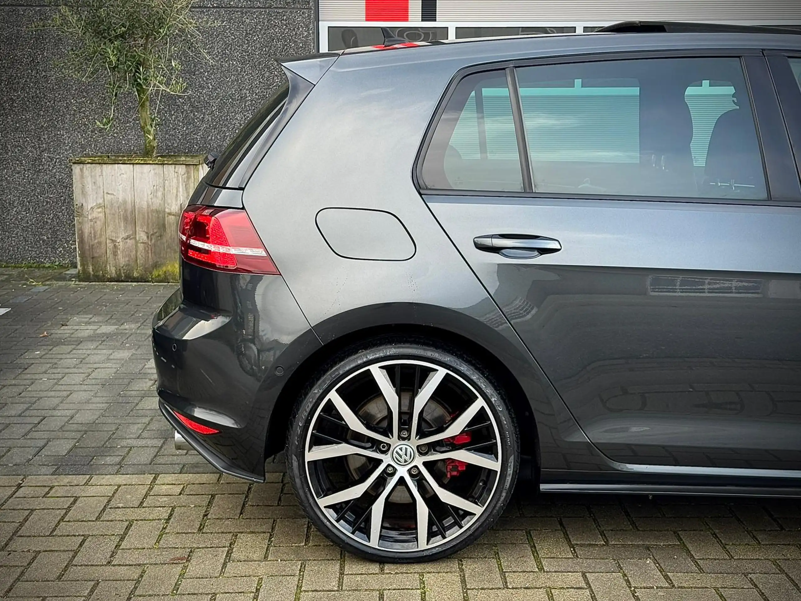 Volkswagen - Golf GTI