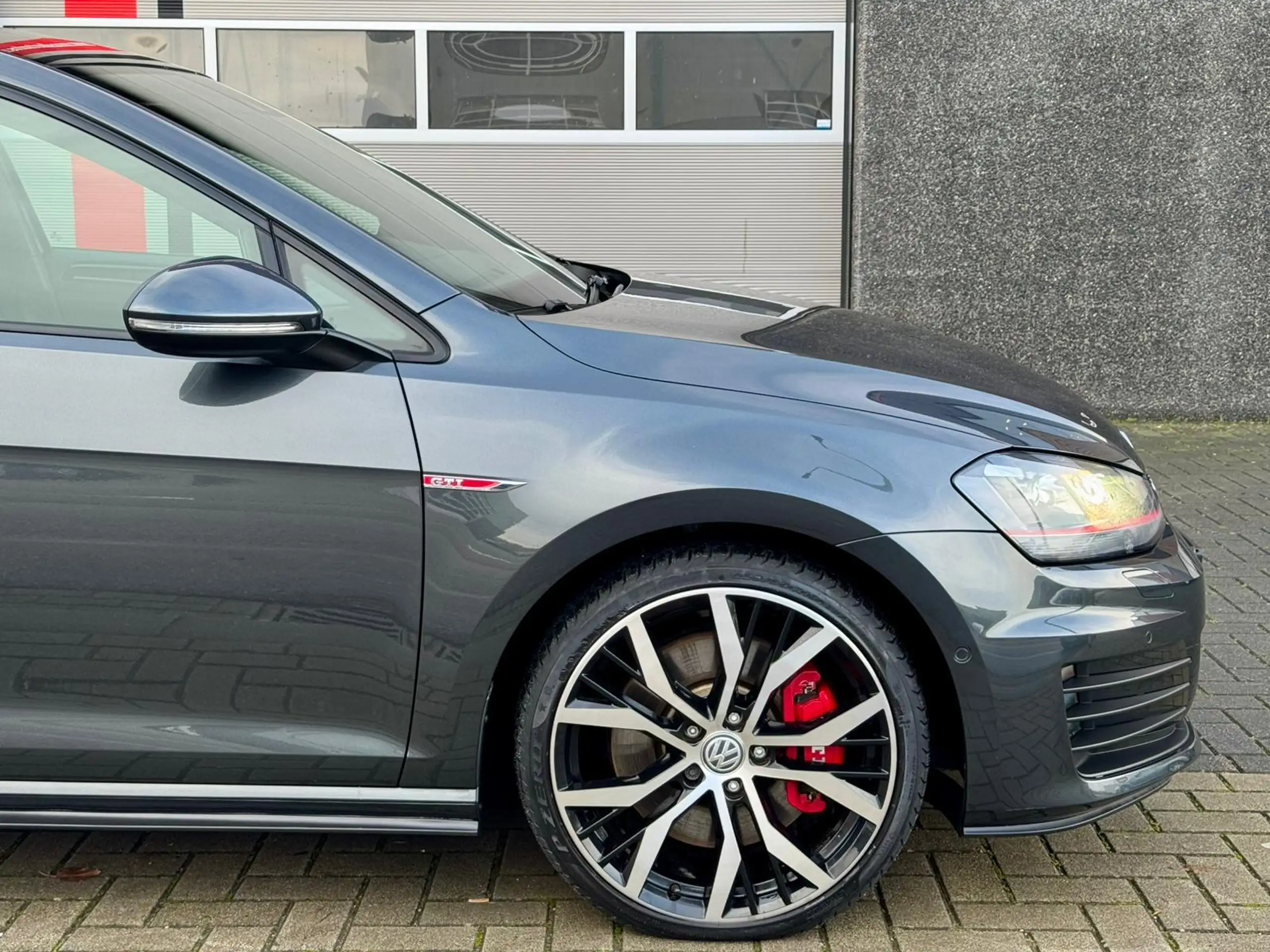 Volkswagen - Golf GTI