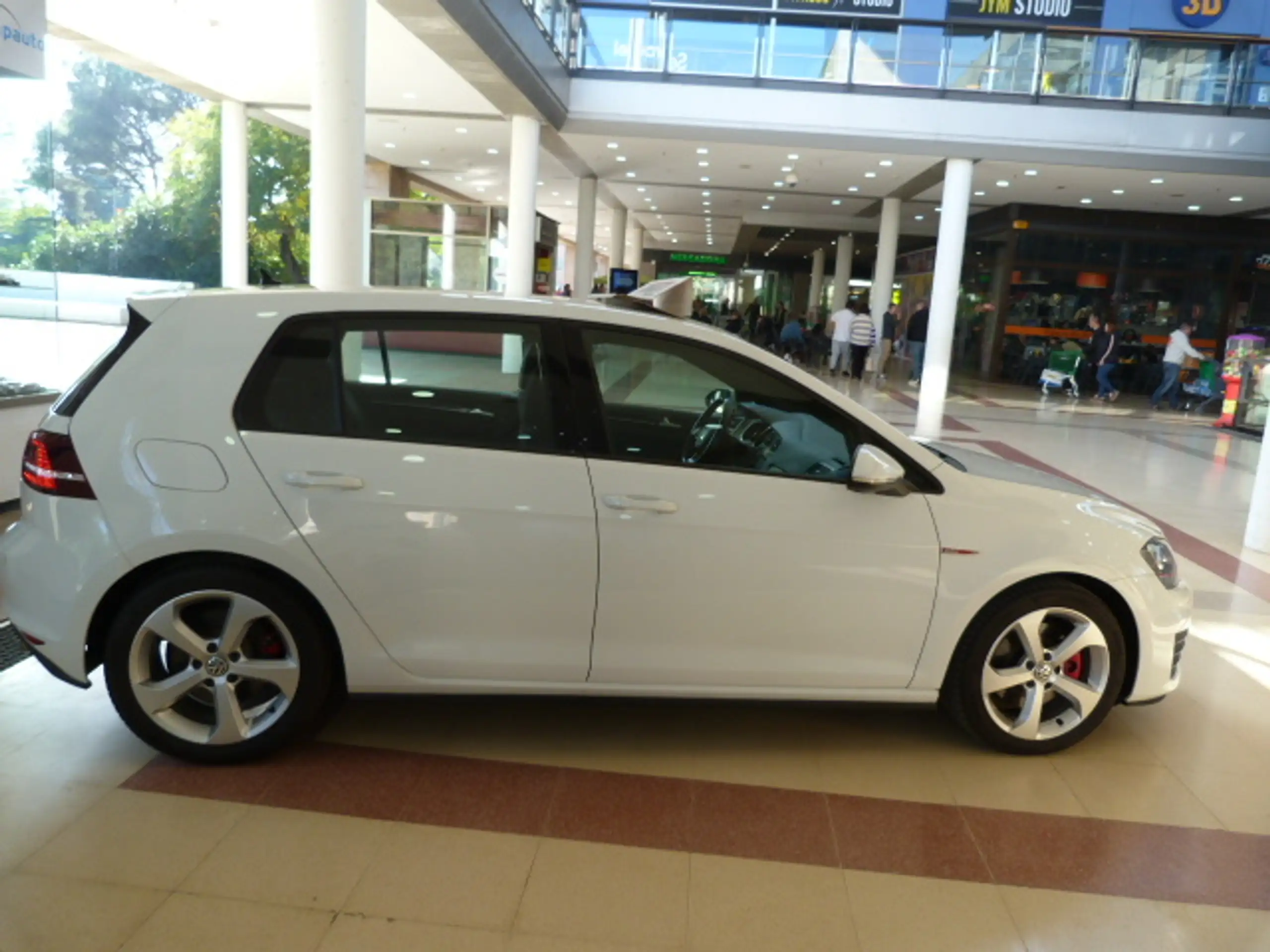 Volkswagen - Golf GTI