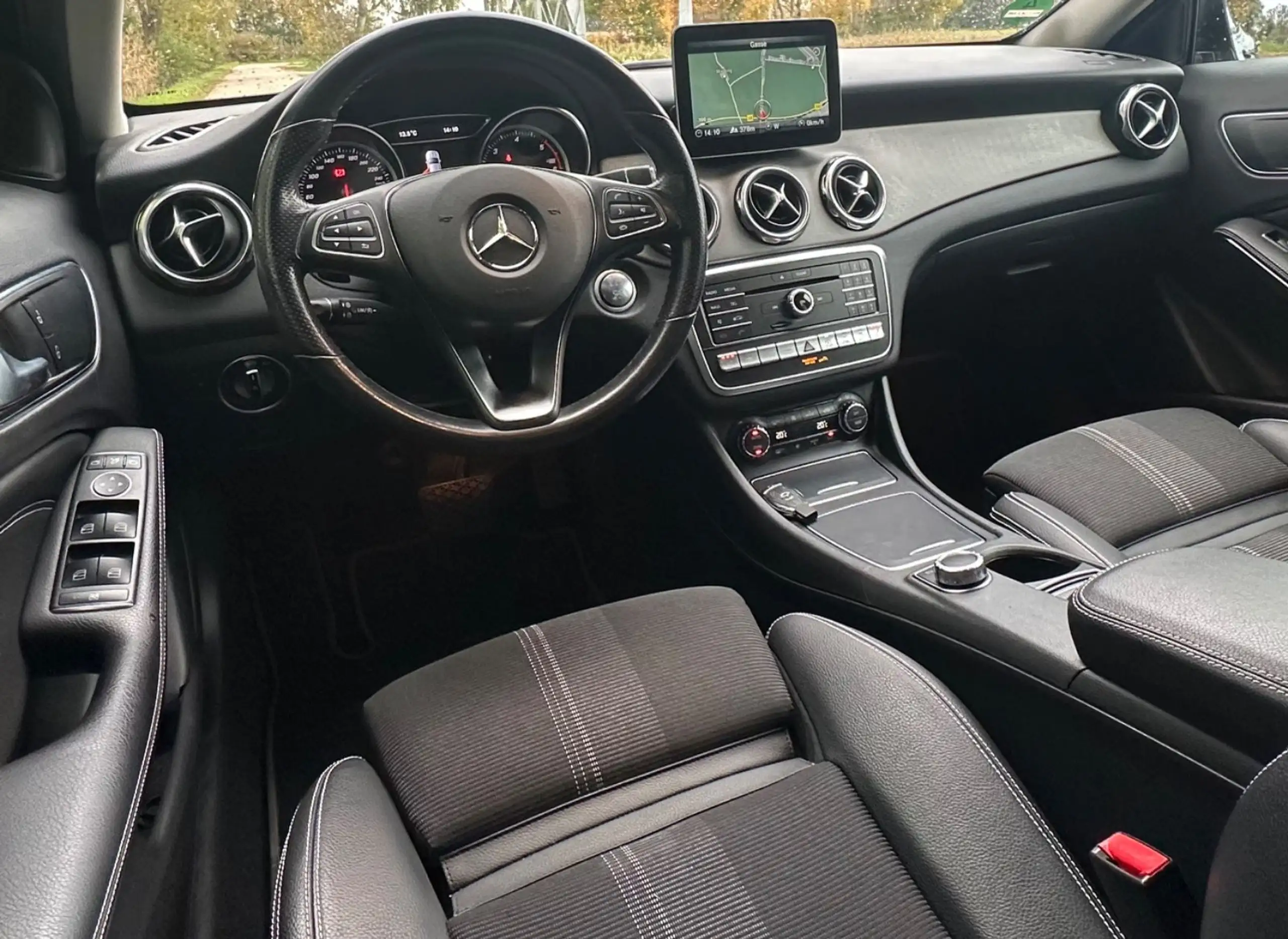 Mercedes-Benz - GLA 220