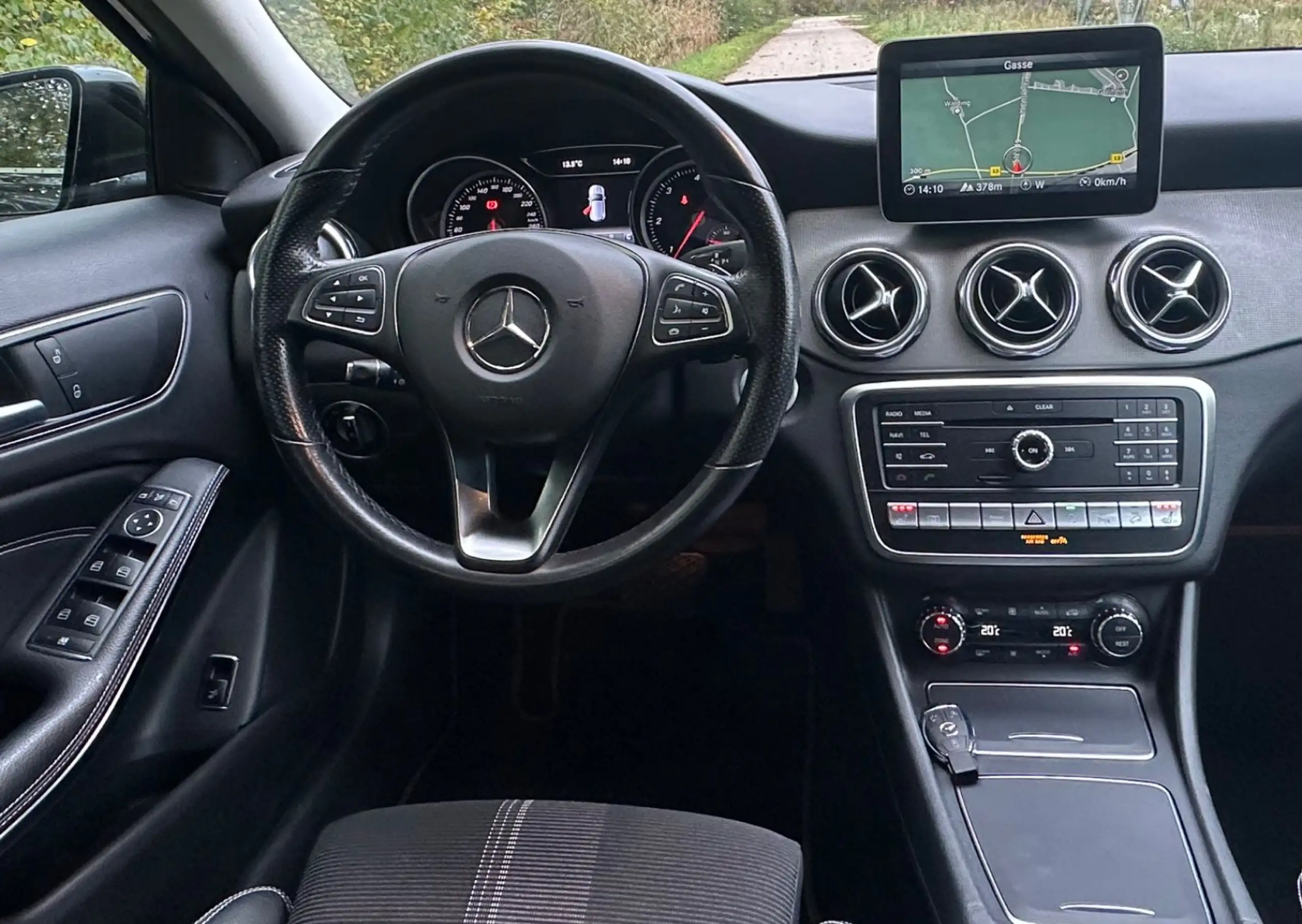 Mercedes-Benz - GLA 220