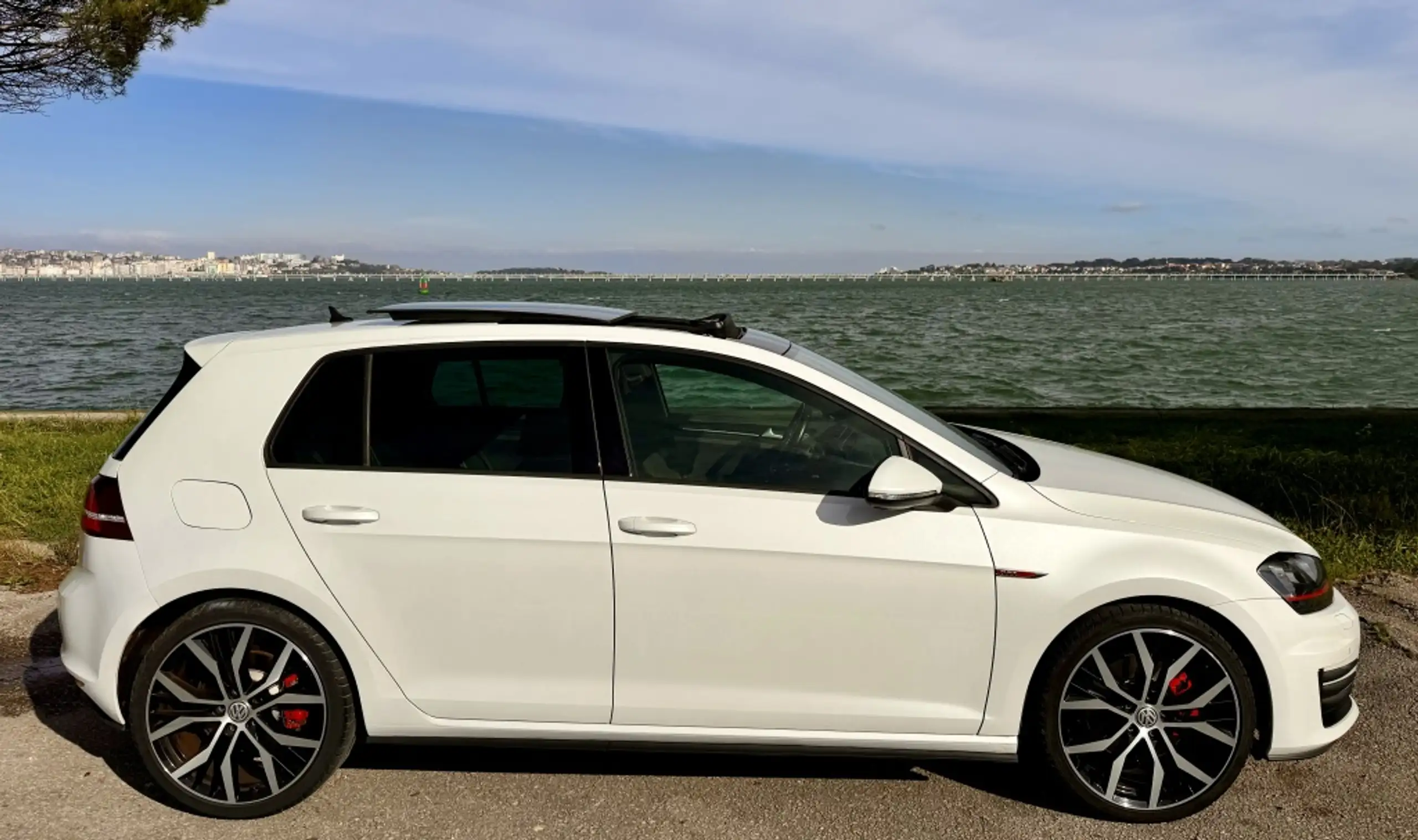 Volkswagen - Golf GTI