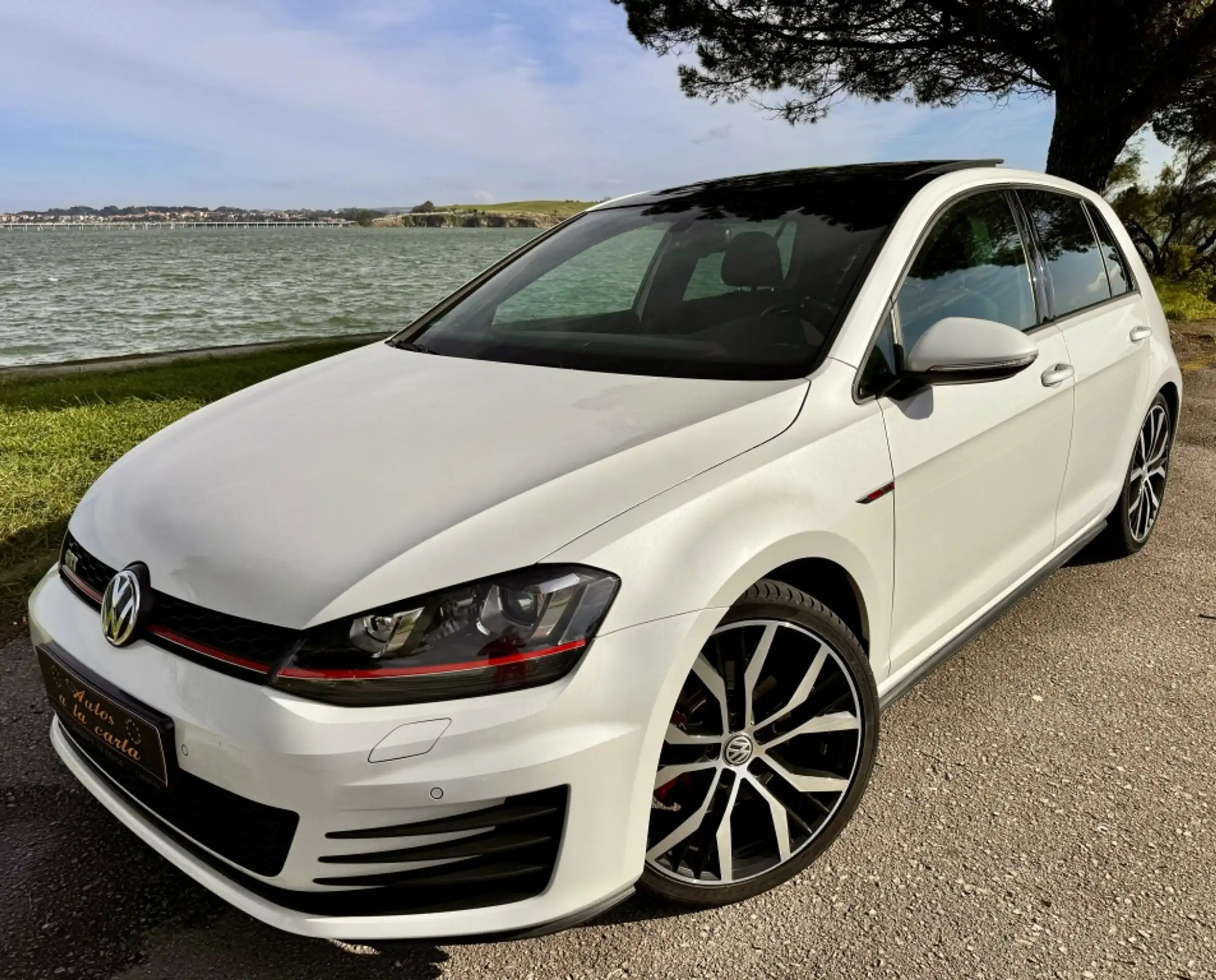 Volkswagen - Golf GTI