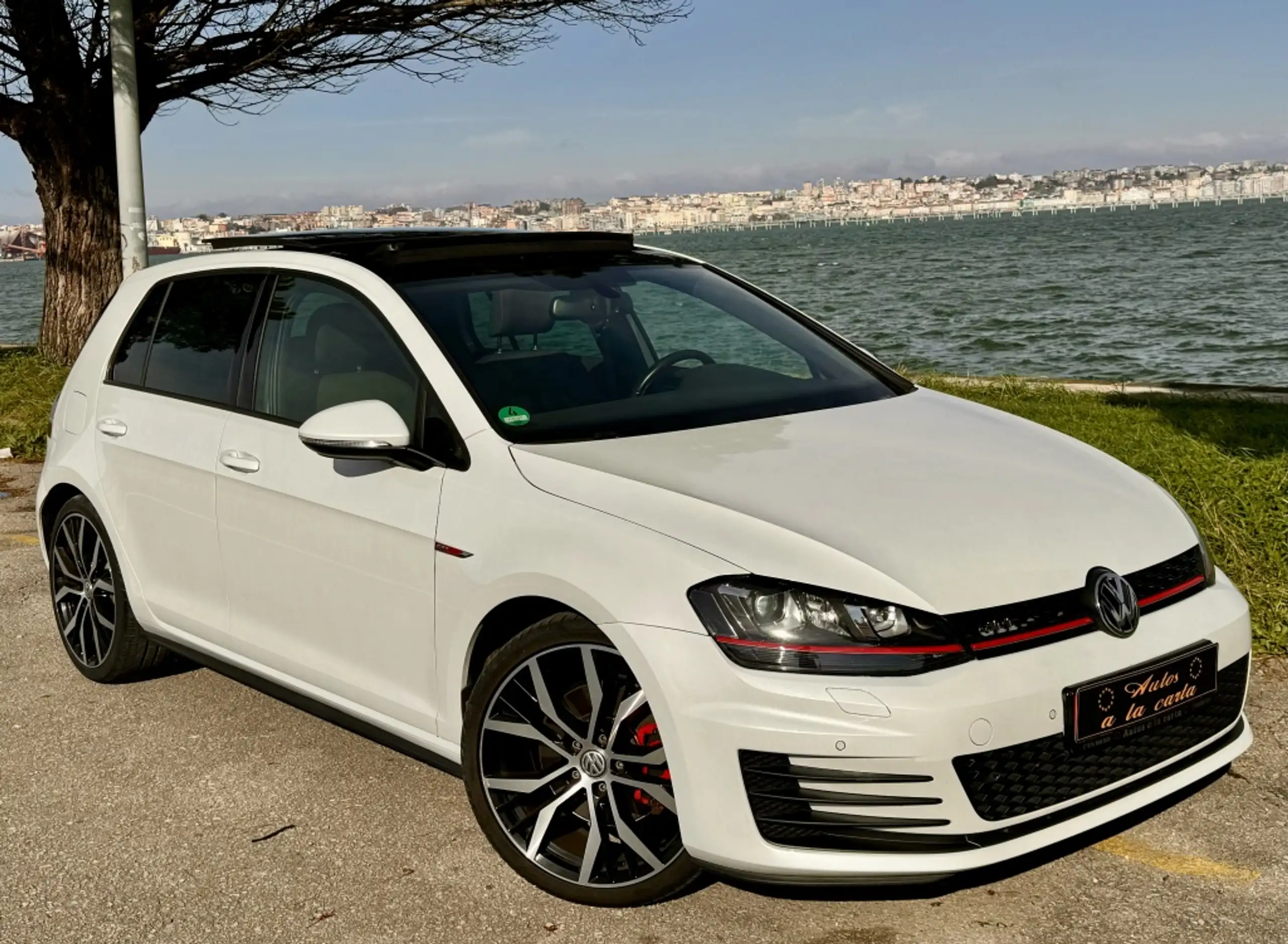 Volkswagen - Golf GTI