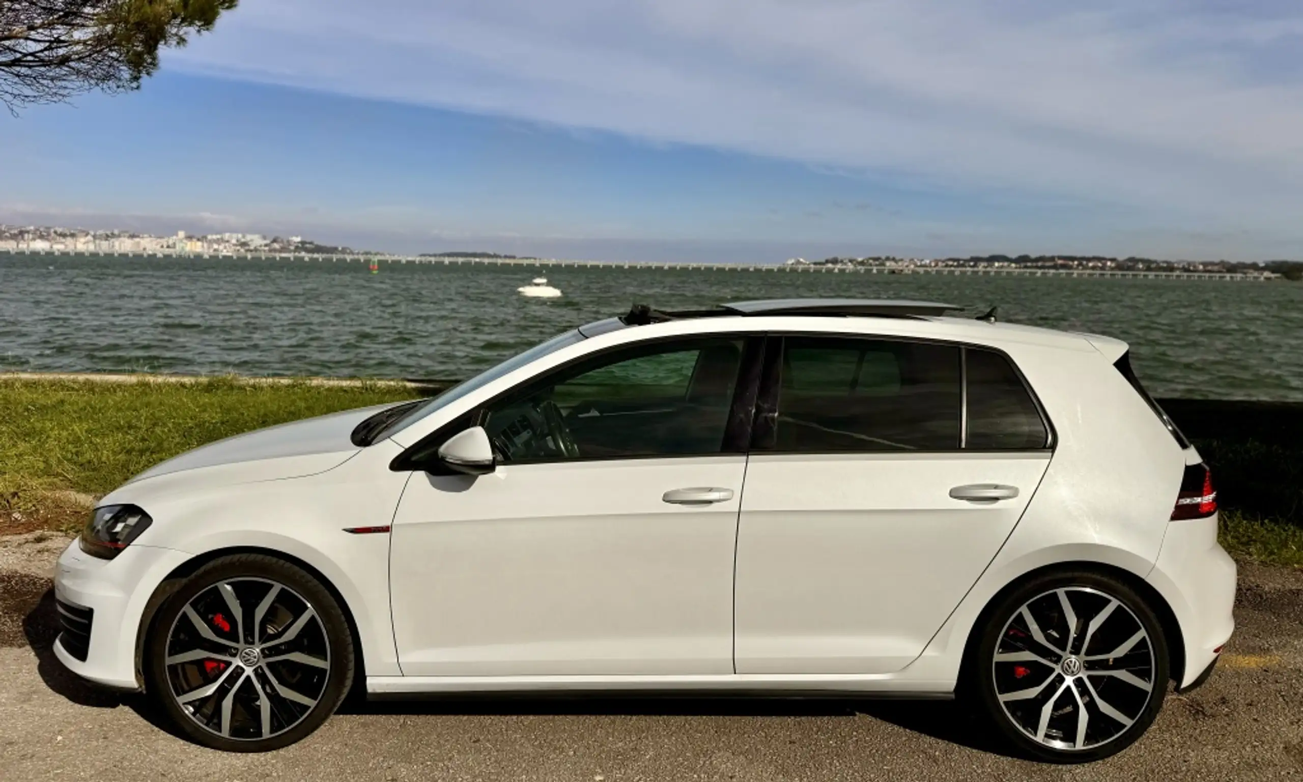 Volkswagen - Golf GTI