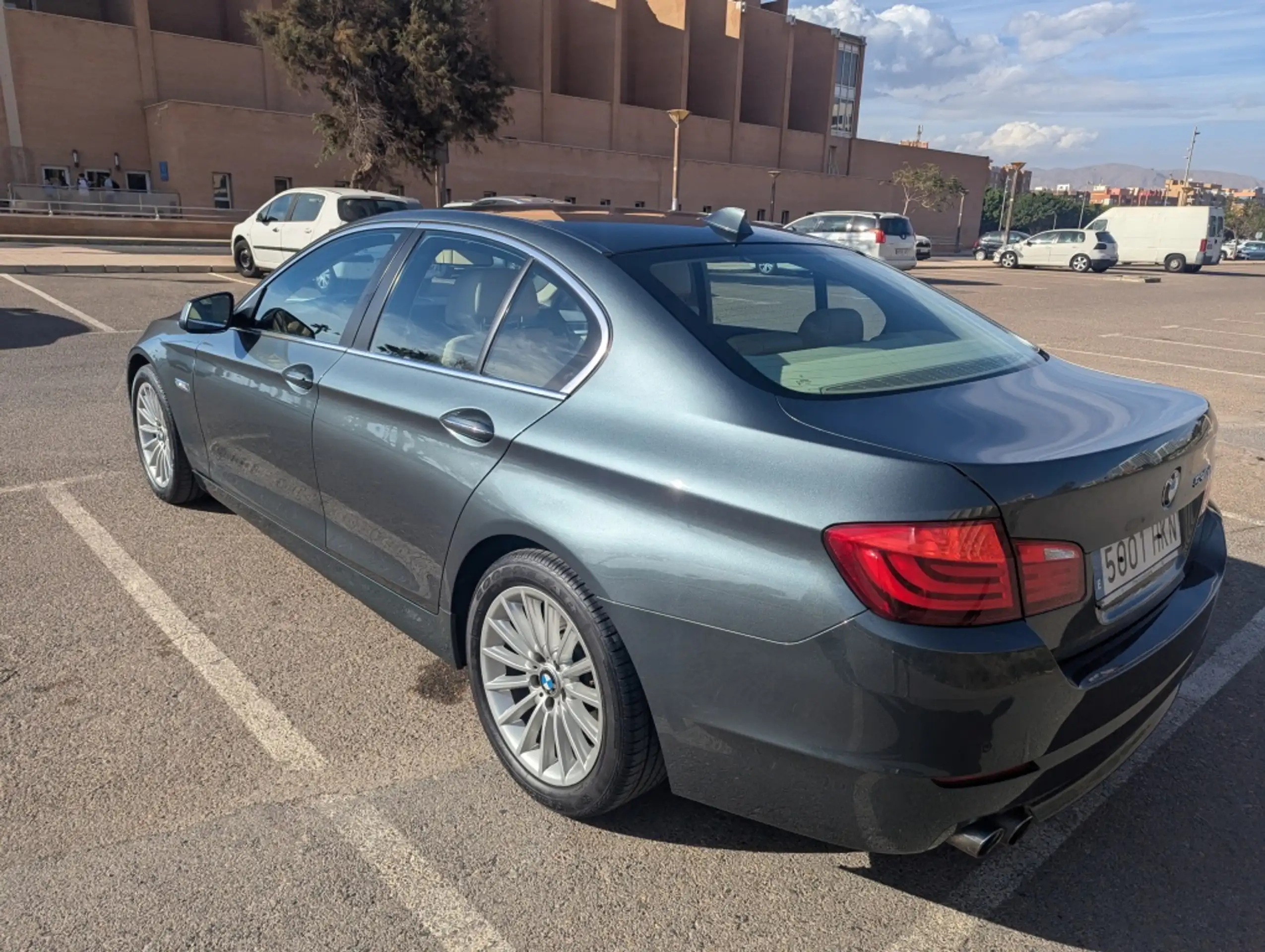 BMW - 530