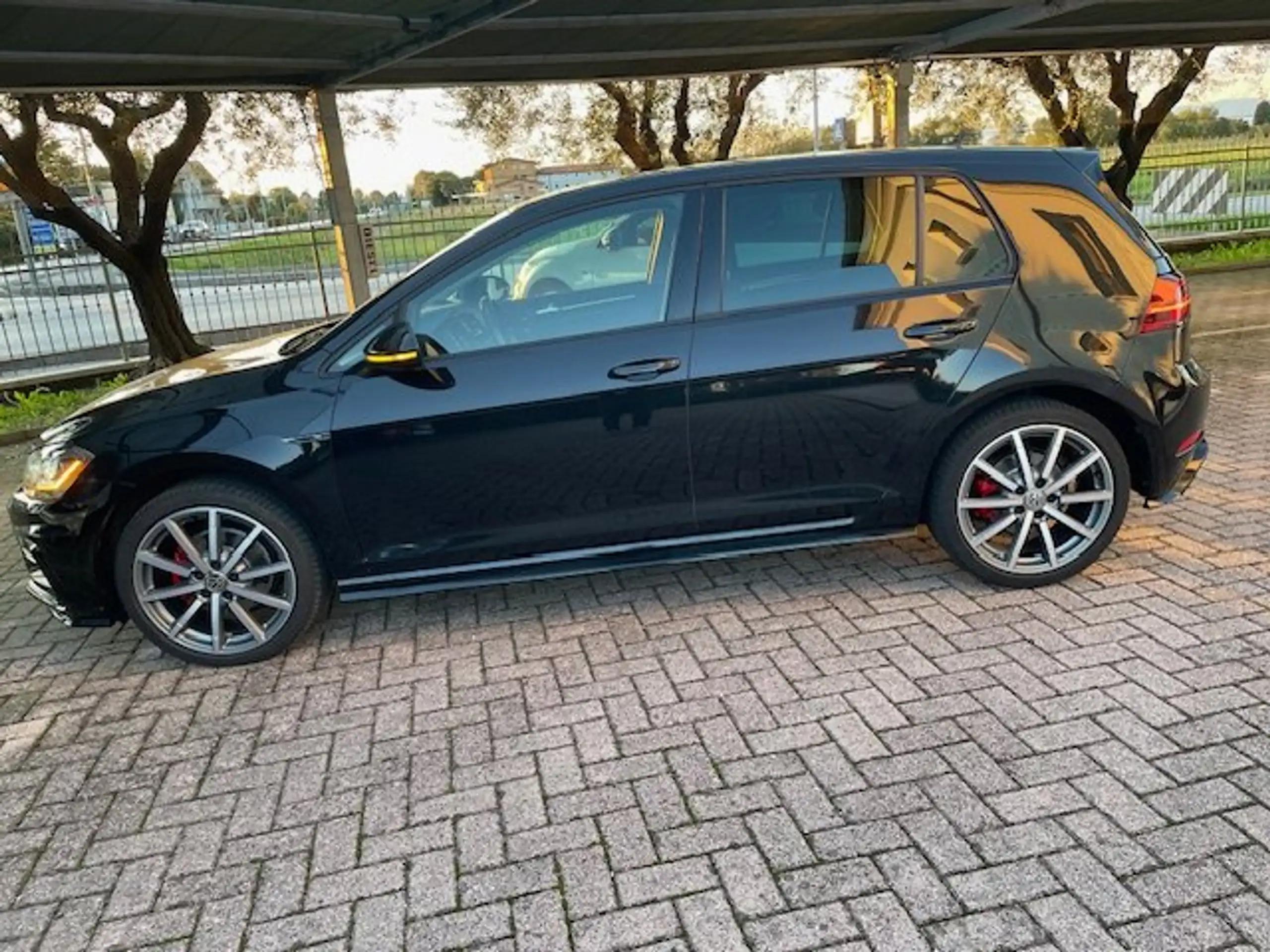 Volkswagen - Golf