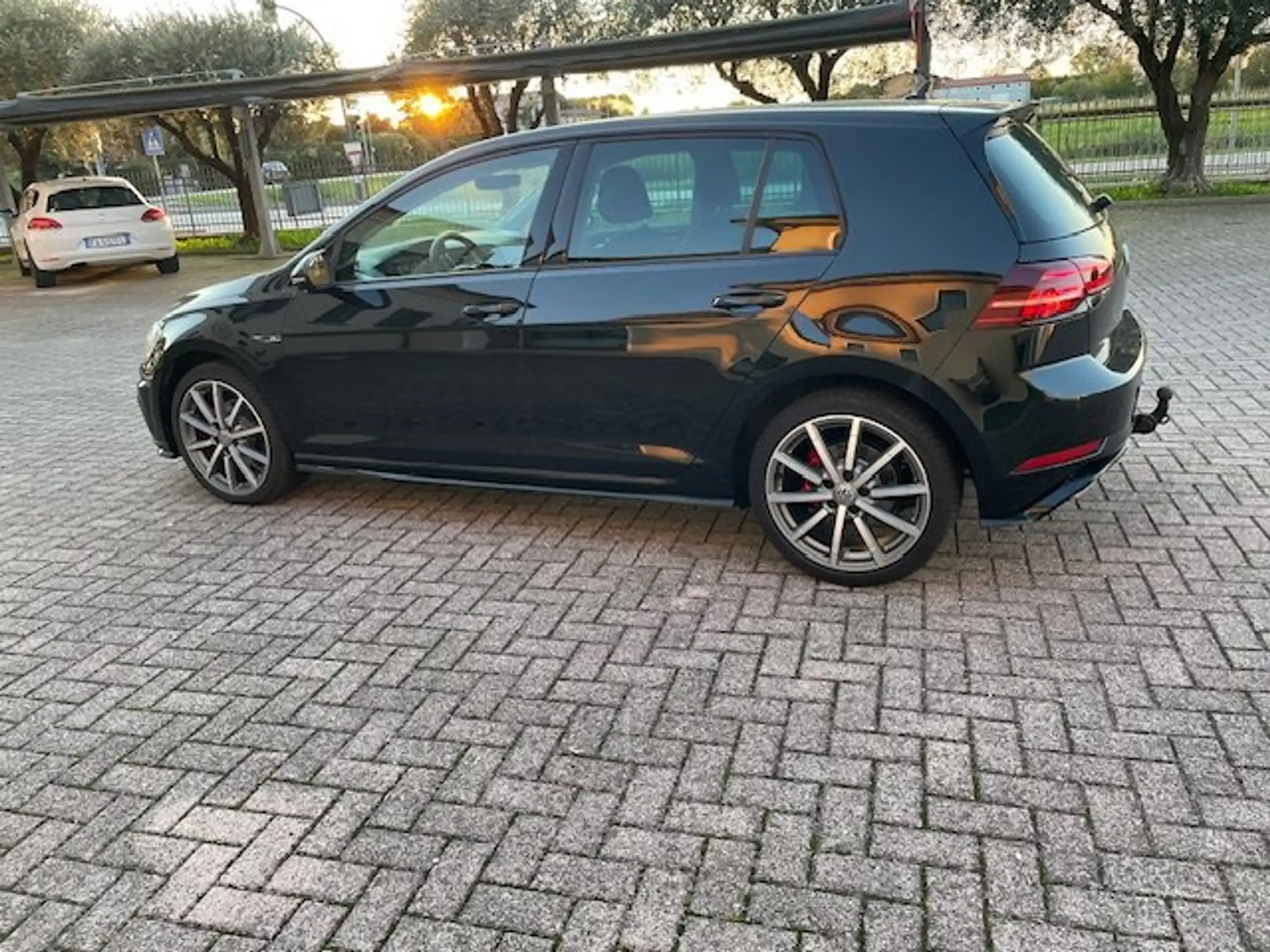 Volkswagen - Golf