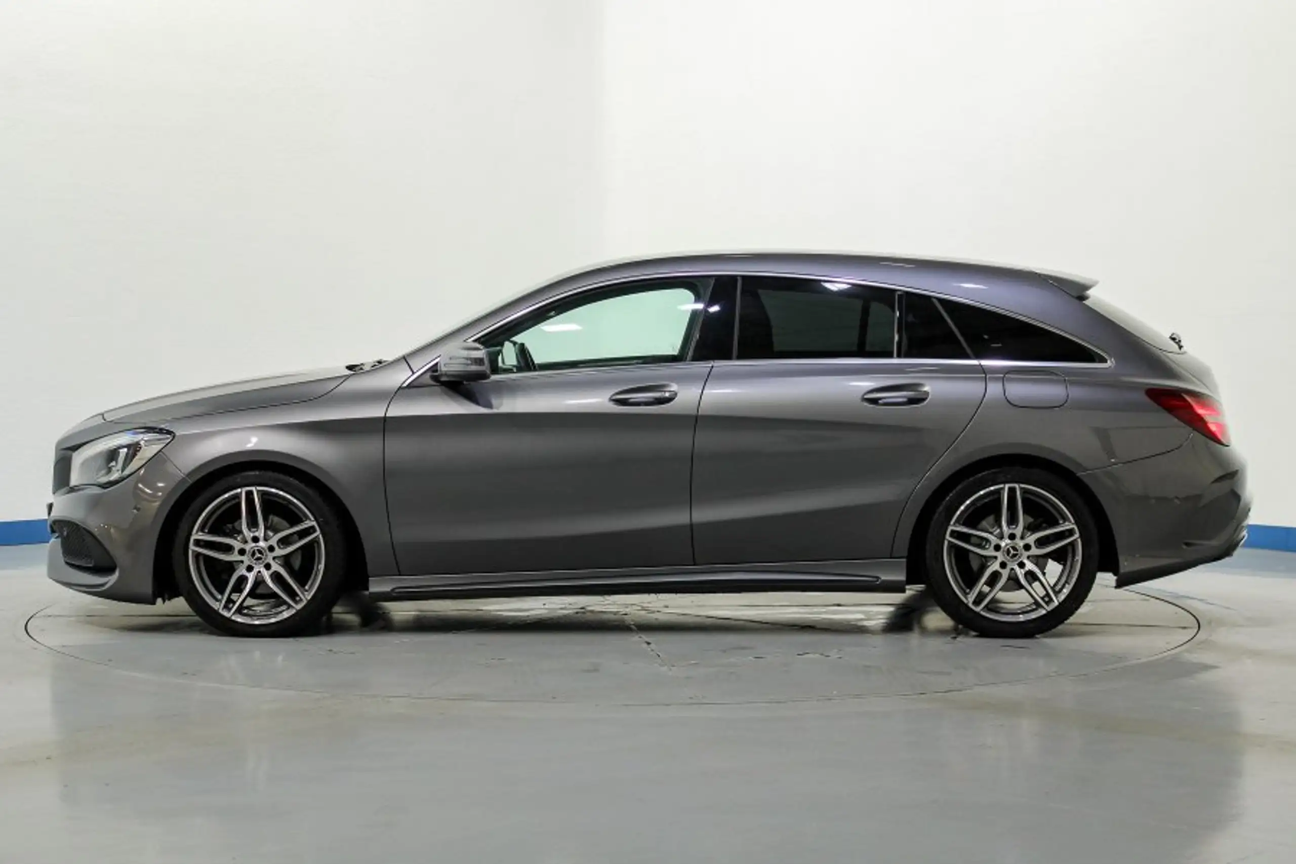 Mercedes-Benz - CLA 200