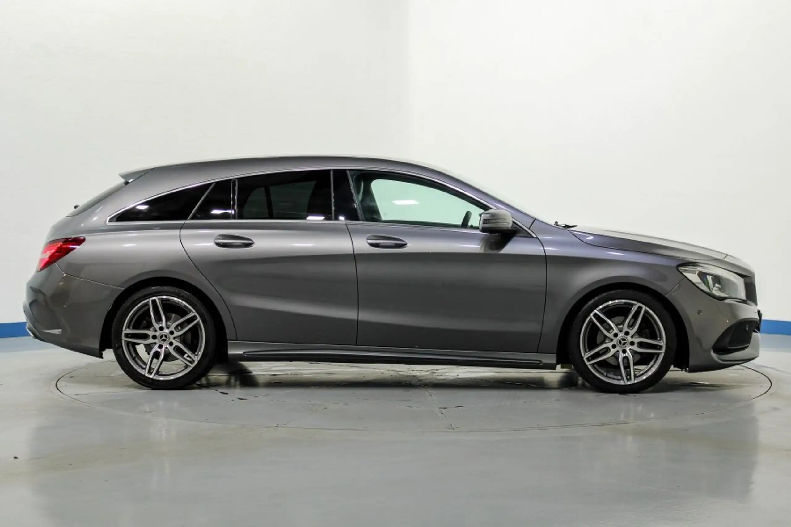 Mercedes-Benz - CLA 200