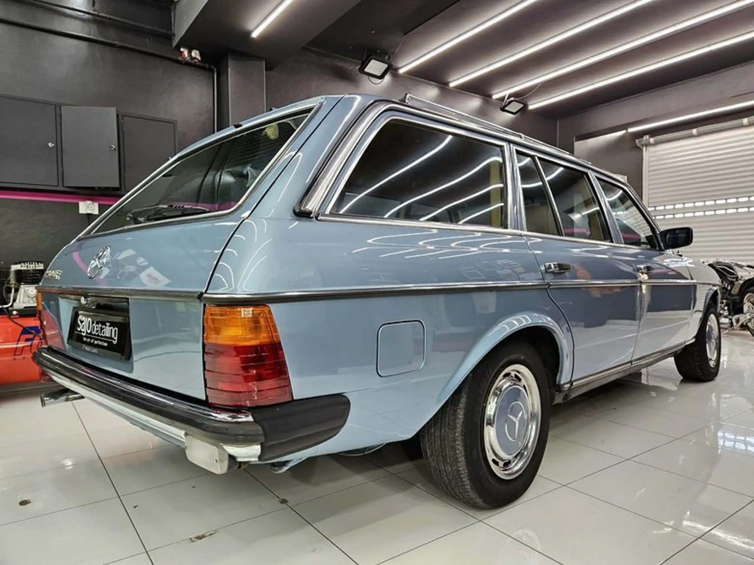 Mercedes-Benz - 230