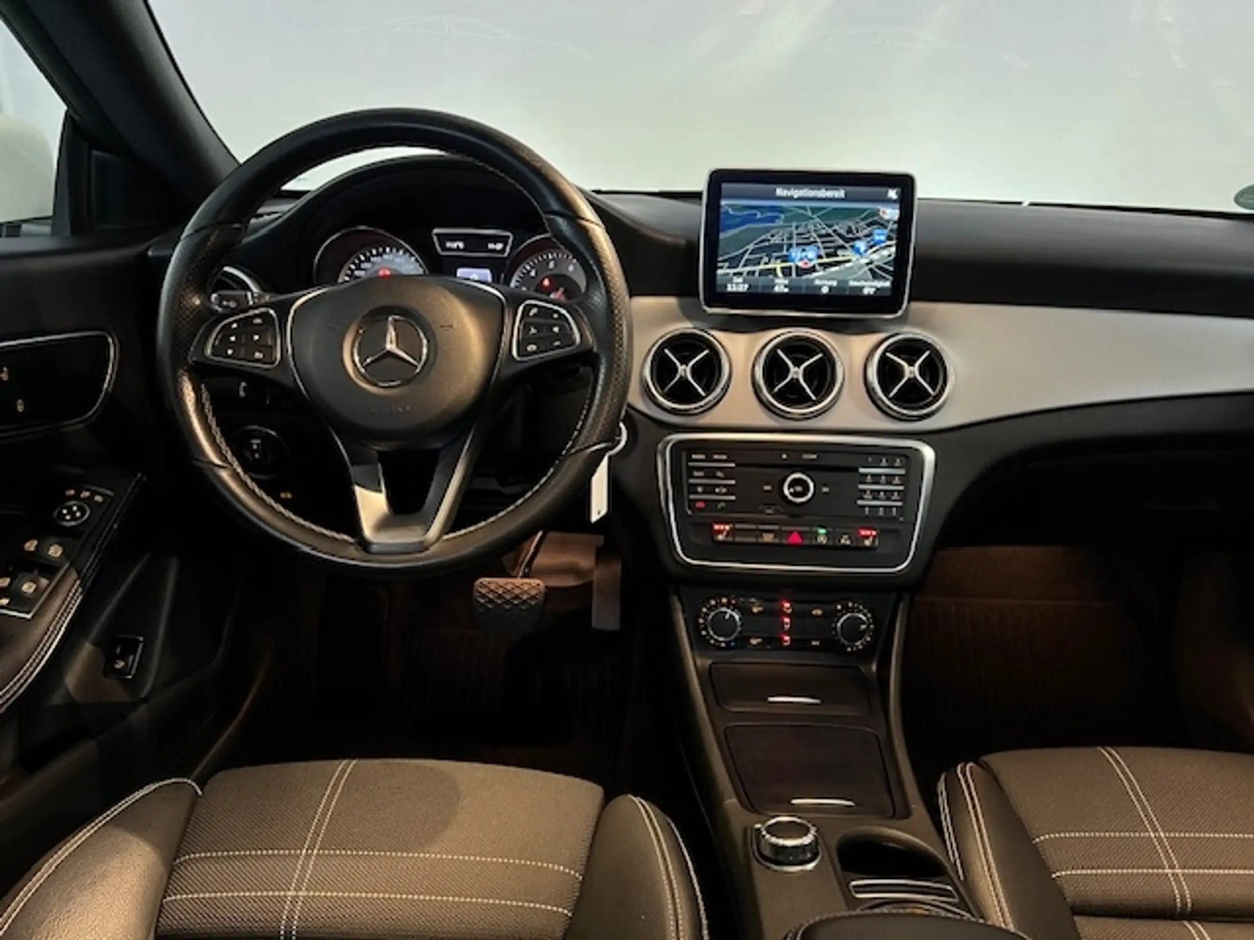 Mercedes-Benz - CLA 180