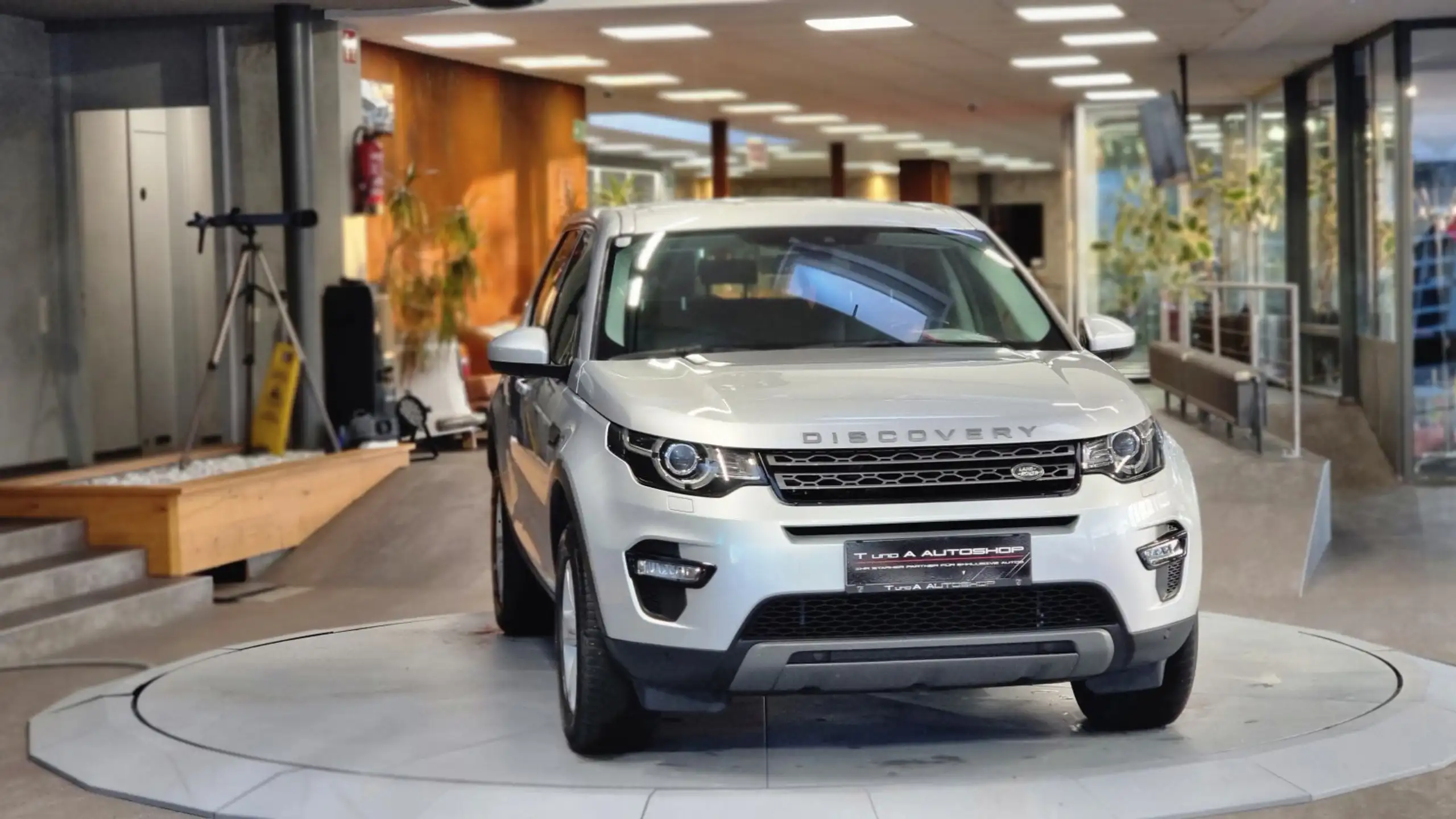 Land Rover - Discovery Sport